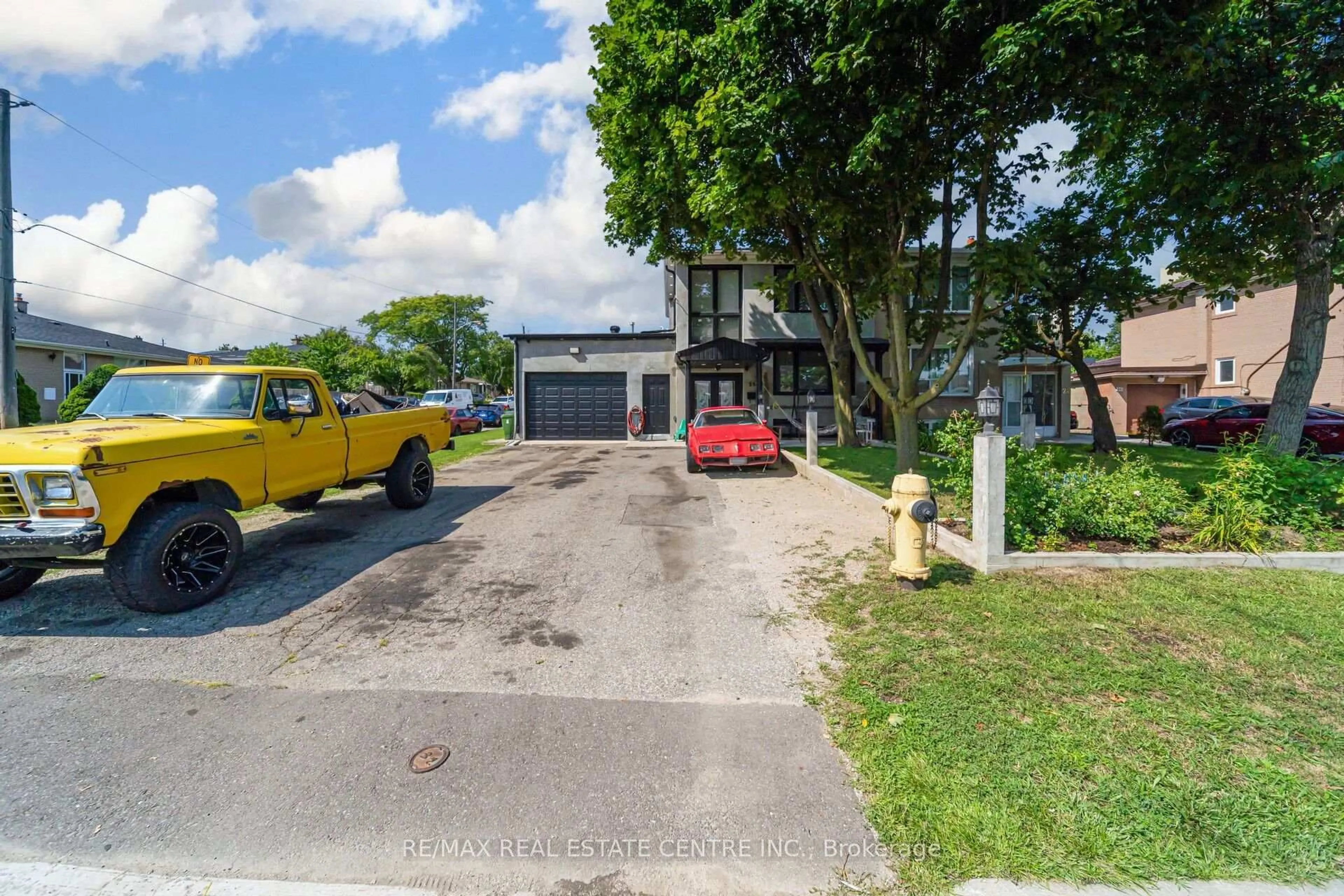 A pic from outside/outdoor area/front of a property/back of a property/a pic from drone, street for 22 Neames Cres, Toronto Ontario M3L 1K9