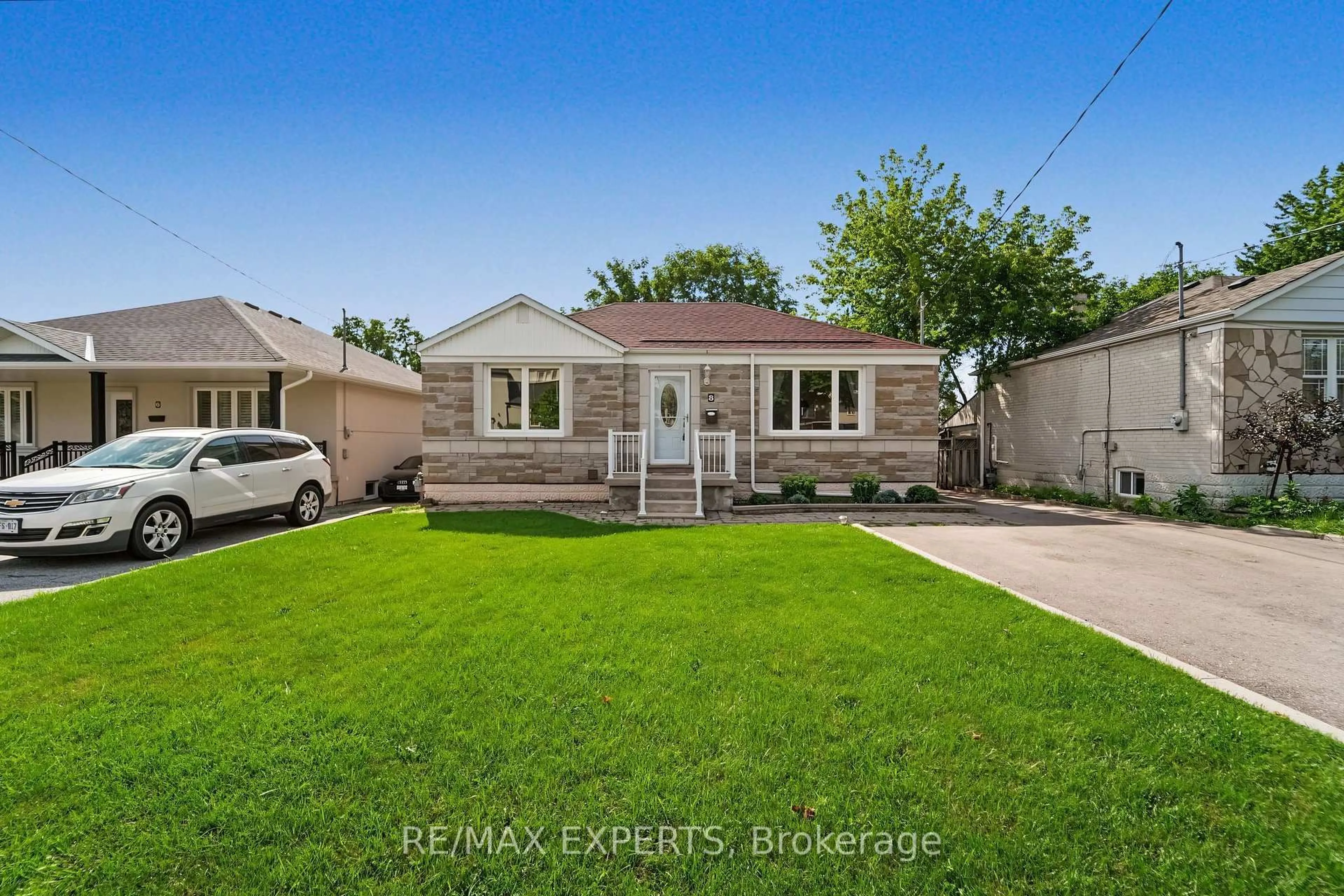 Unknown for 8 Palamar Rd, Toronto Ontario M3M 1L1