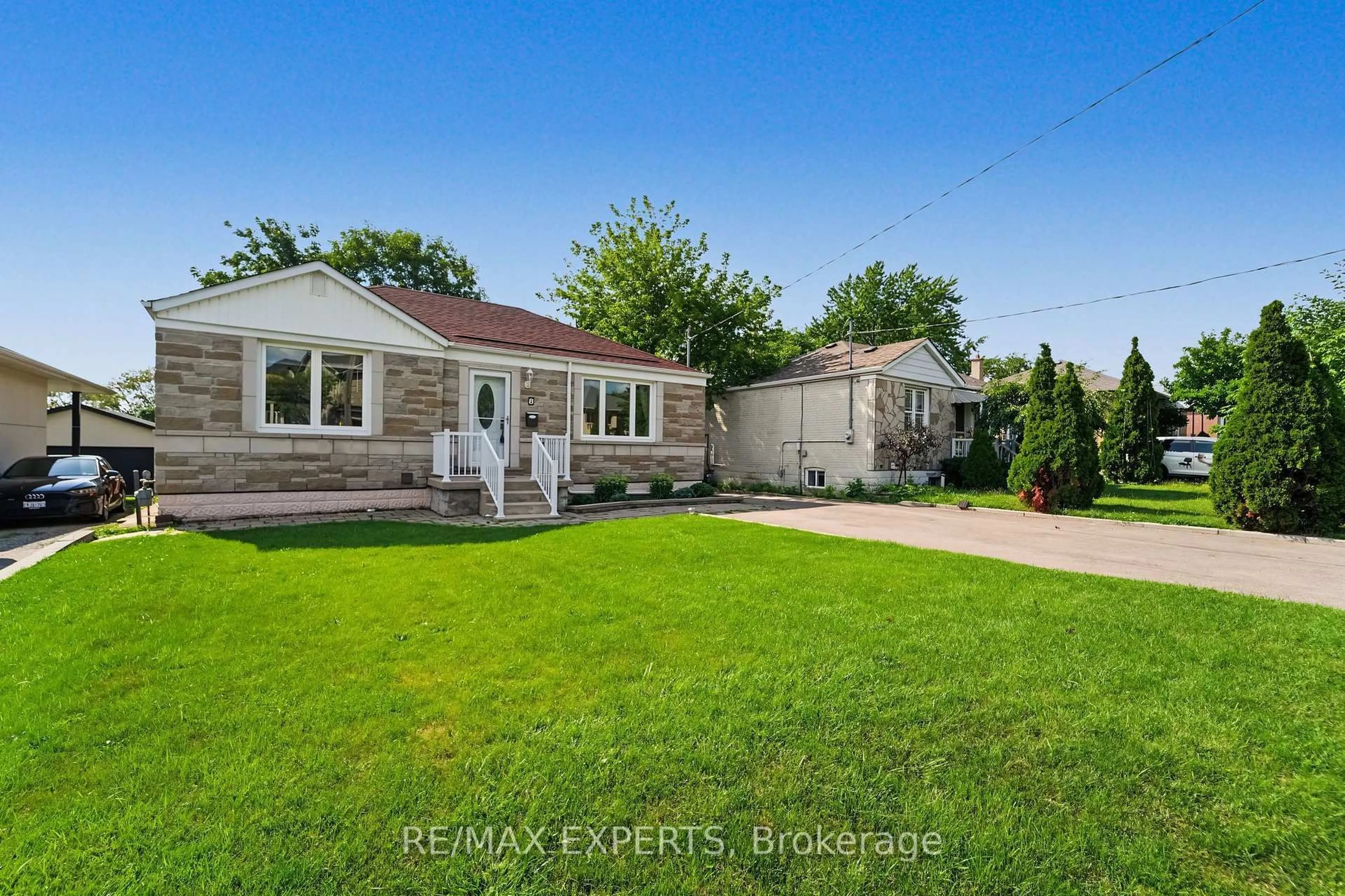 A pic from outside/outdoor area/front of a property/back of a property/a pic from drone, street for 8 Palamar Rd, Toronto Ontario M3M 1L1