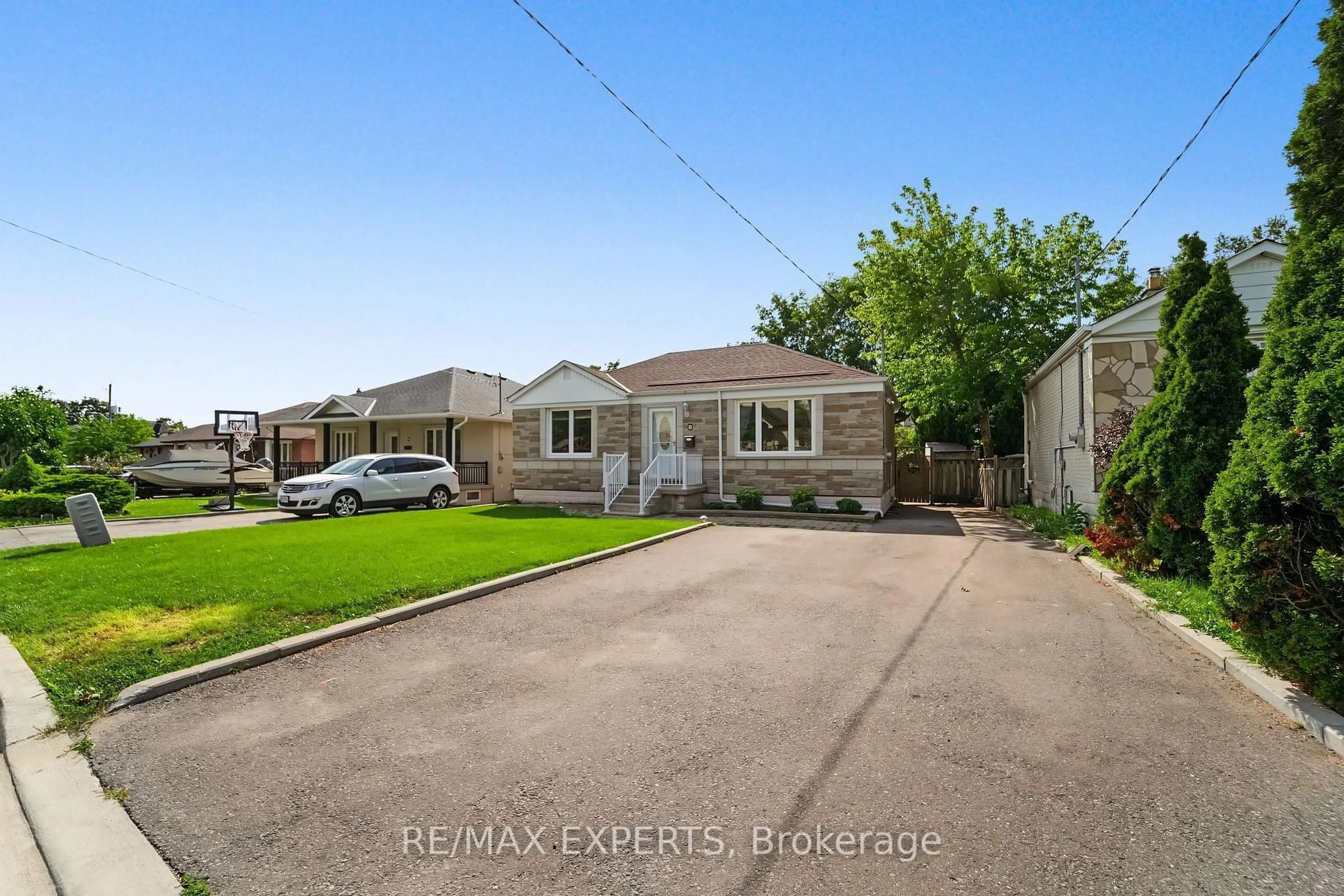 A pic from outside/outdoor area/front of a property/back of a property/a pic from drone, street for 8 Palamar Rd, Toronto Ontario M3M 1L1