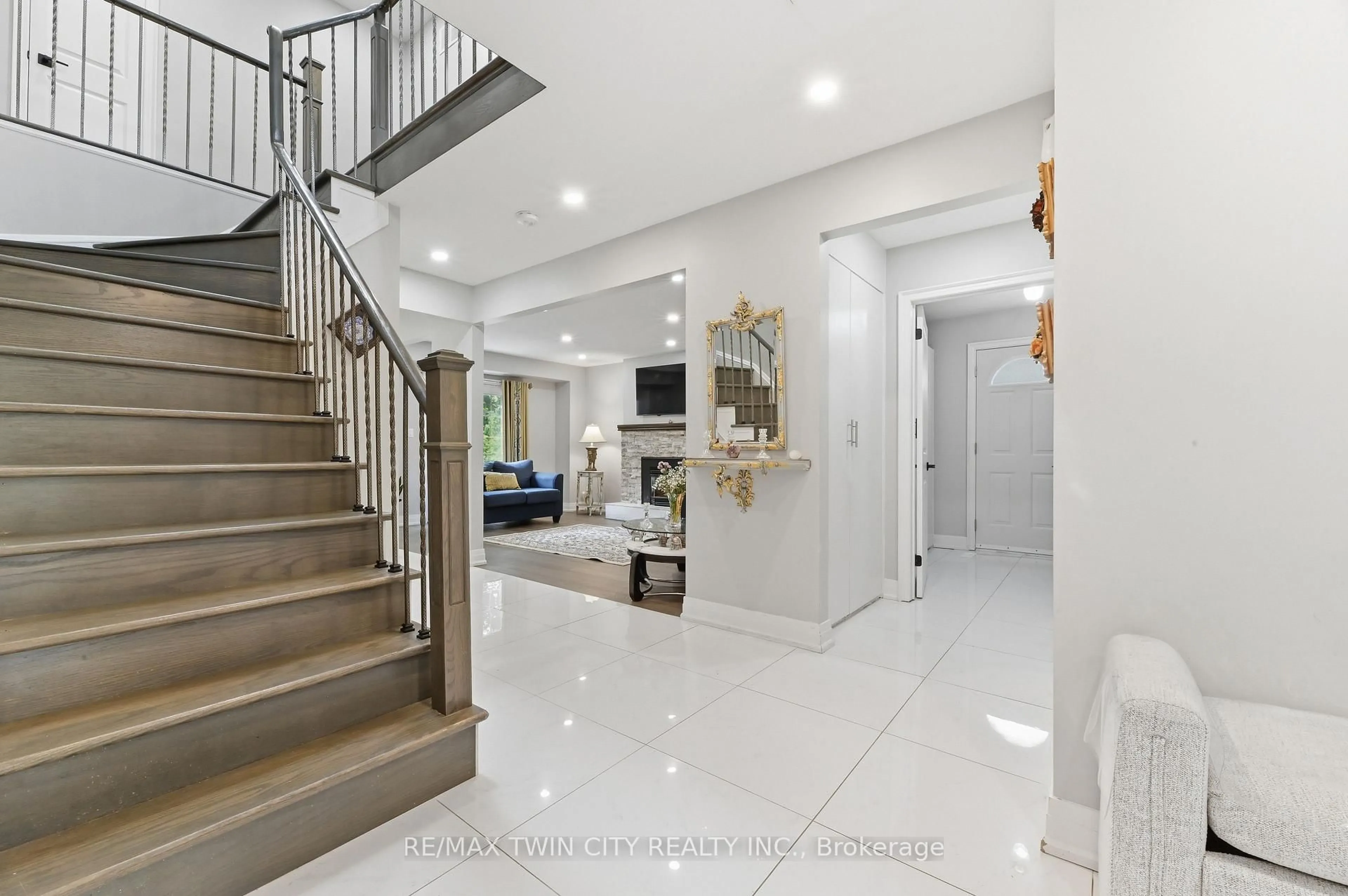 Indoor foyer for 512 Hawthorne Cres, Milton Ontario N9T 4N8