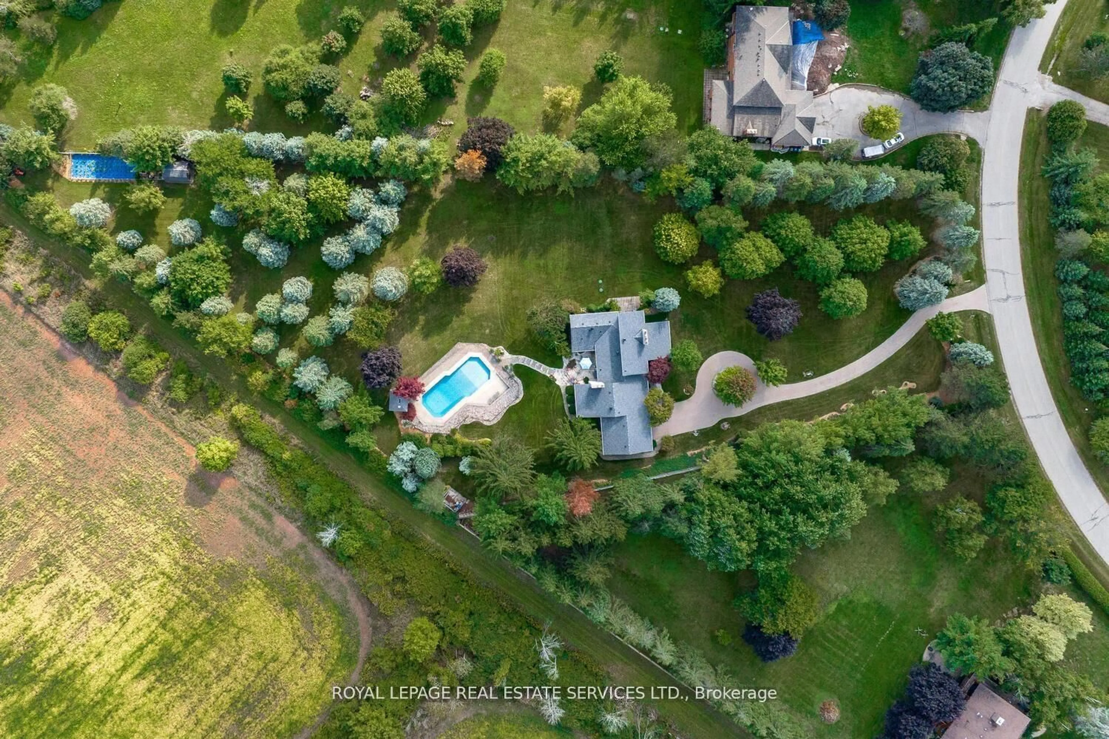 A pic from outside/outdoor area/front of a property/back of a property/a pic from drone, water/lake/river/ocean view for 16 Mccoll Dr, Caledon Ontario L7C 1J4