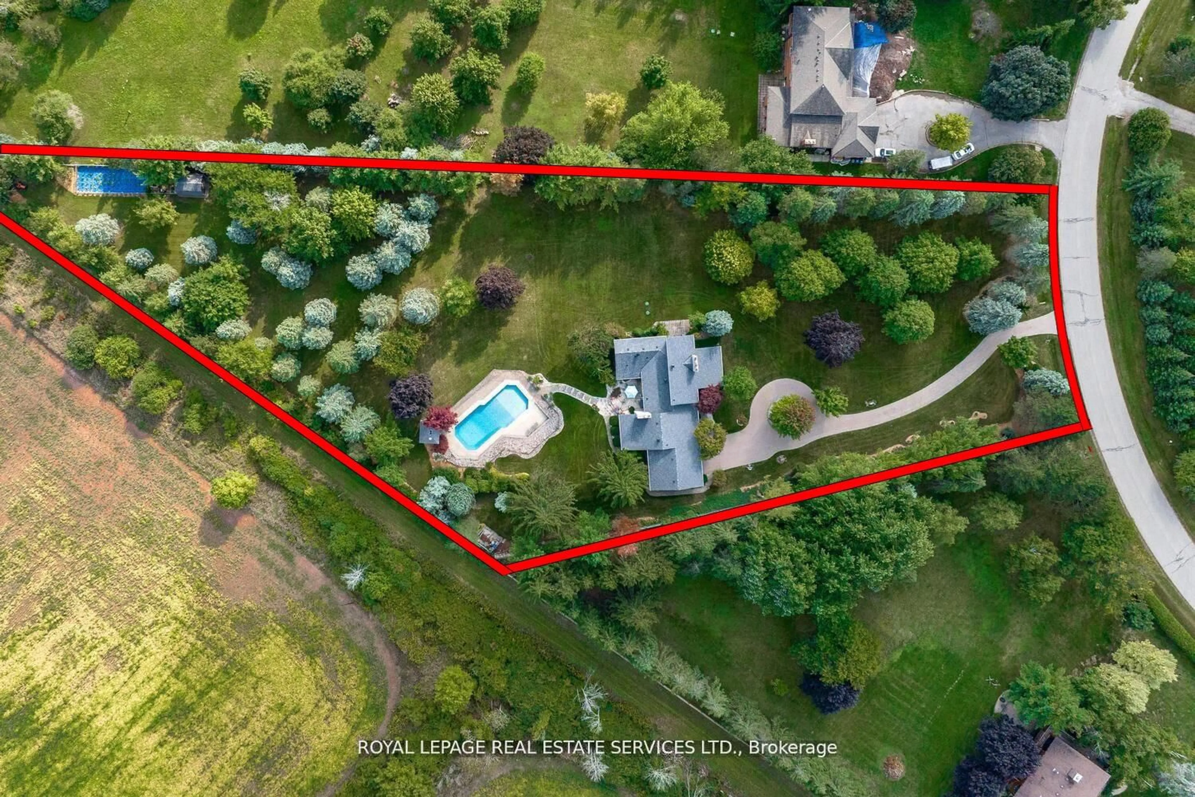 A pic from outside/outdoor area/front of a property/back of a property/a pic from drone, water/lake/river/ocean view for 16 Mccoll Dr, Caledon Ontario L7C 1J4