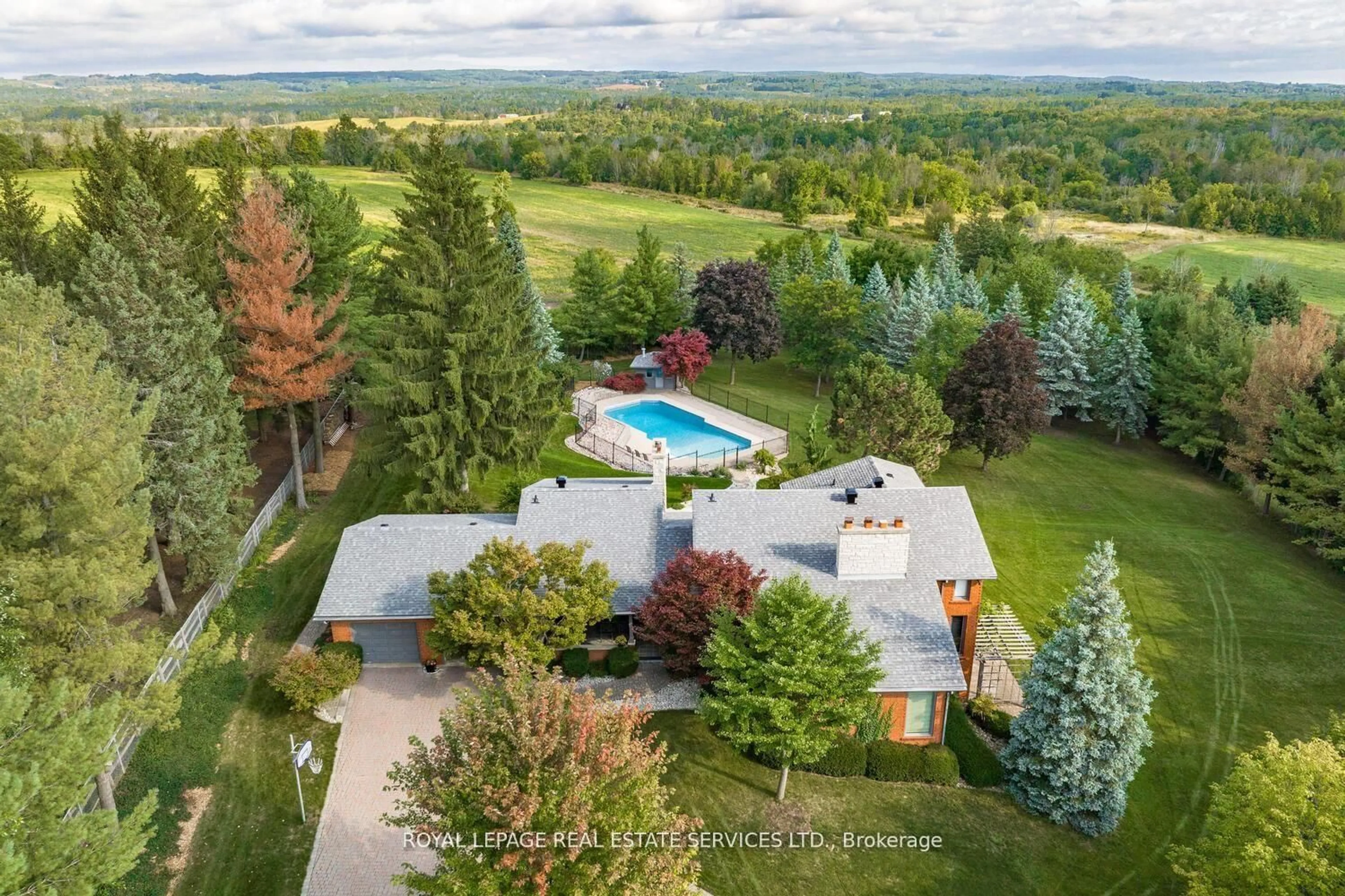 A pic from outside/outdoor area/front of a property/back of a property/a pic from drone, unknown for 16 Mccoll Dr, Caledon Ontario L7C 1J4