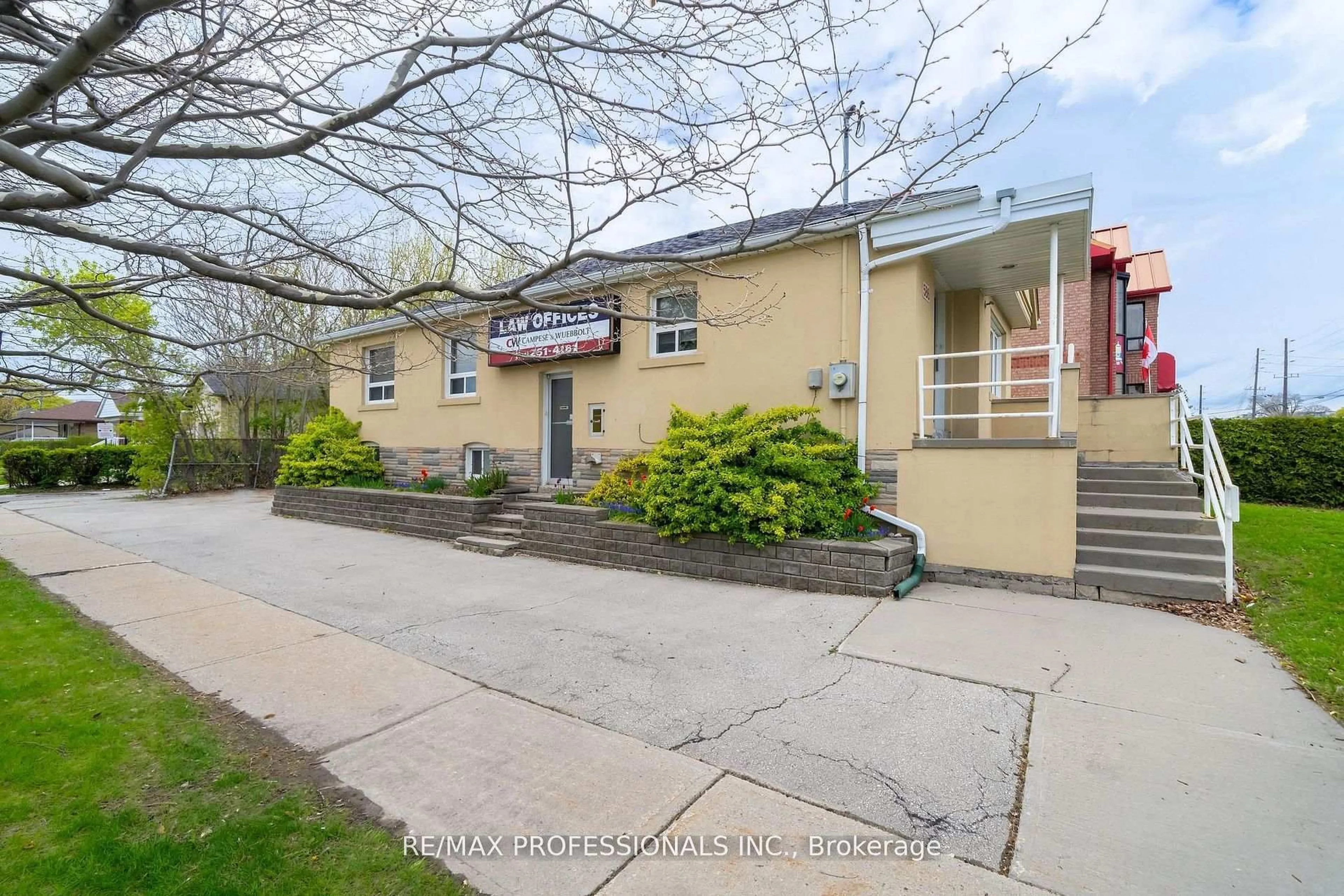 A pic from outside/outdoor area/front of a property/back of a property/a pic from drone, building for 586 Browns Line, Toronto Ontario M8W 3V5