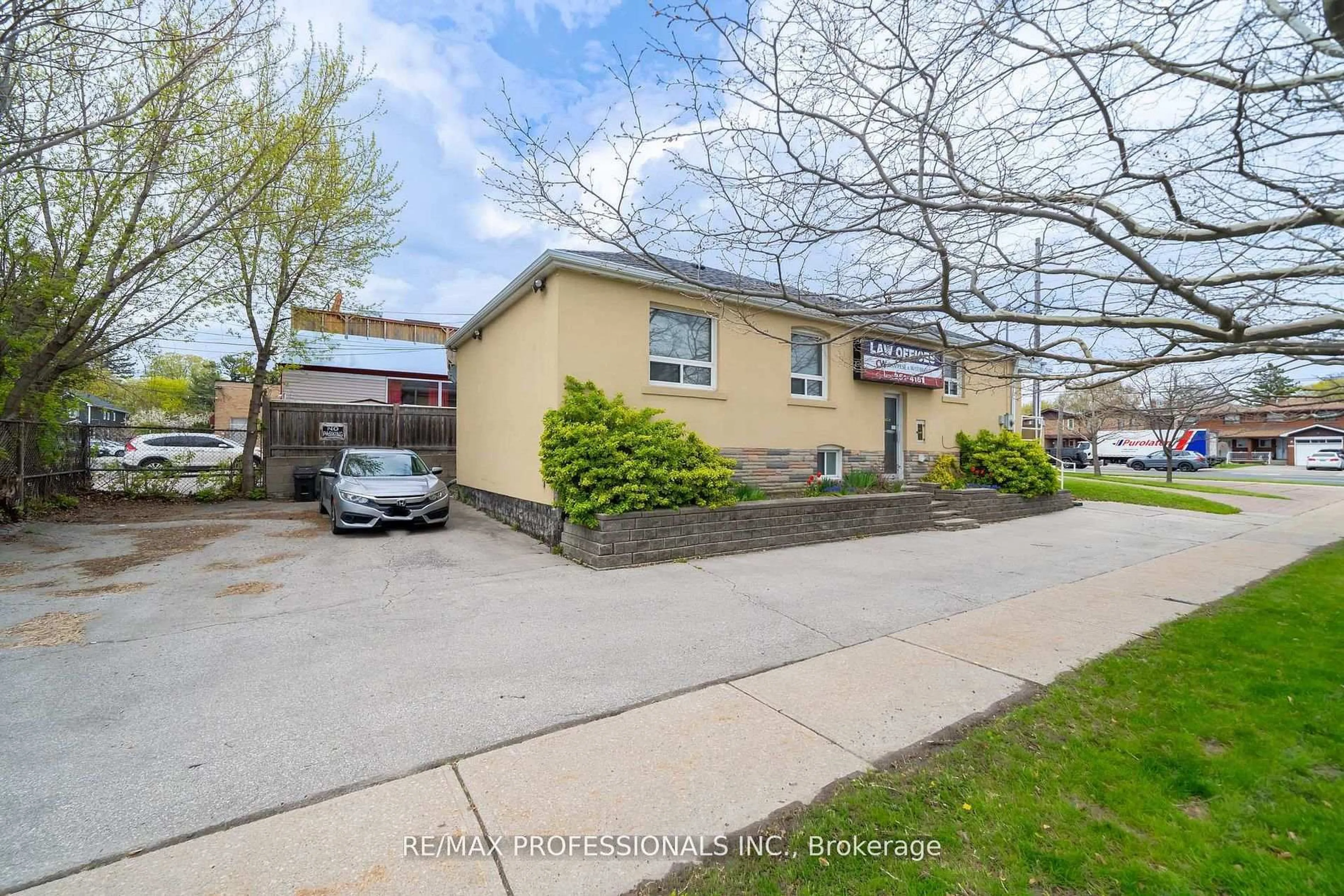 A pic from outside/outdoor area/front of a property/back of a property/a pic from drone, street for 586 Browns Line, Toronto Ontario M8W 3V5