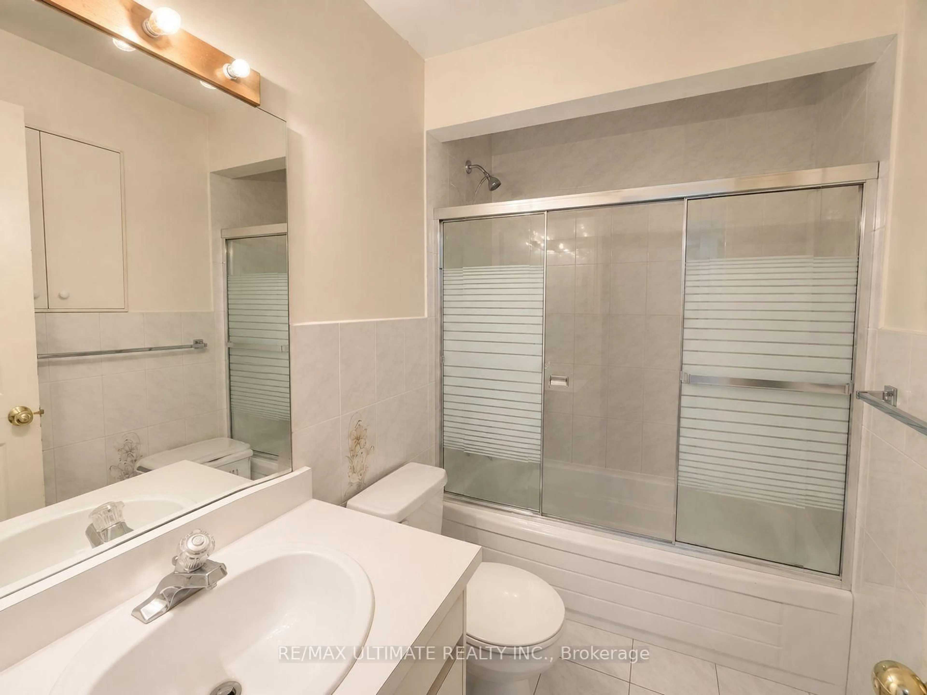 Standard bathroom, ceramic/tile floor for 1440 DUFFERIN St, Toronto Ontario M6H 3L2
