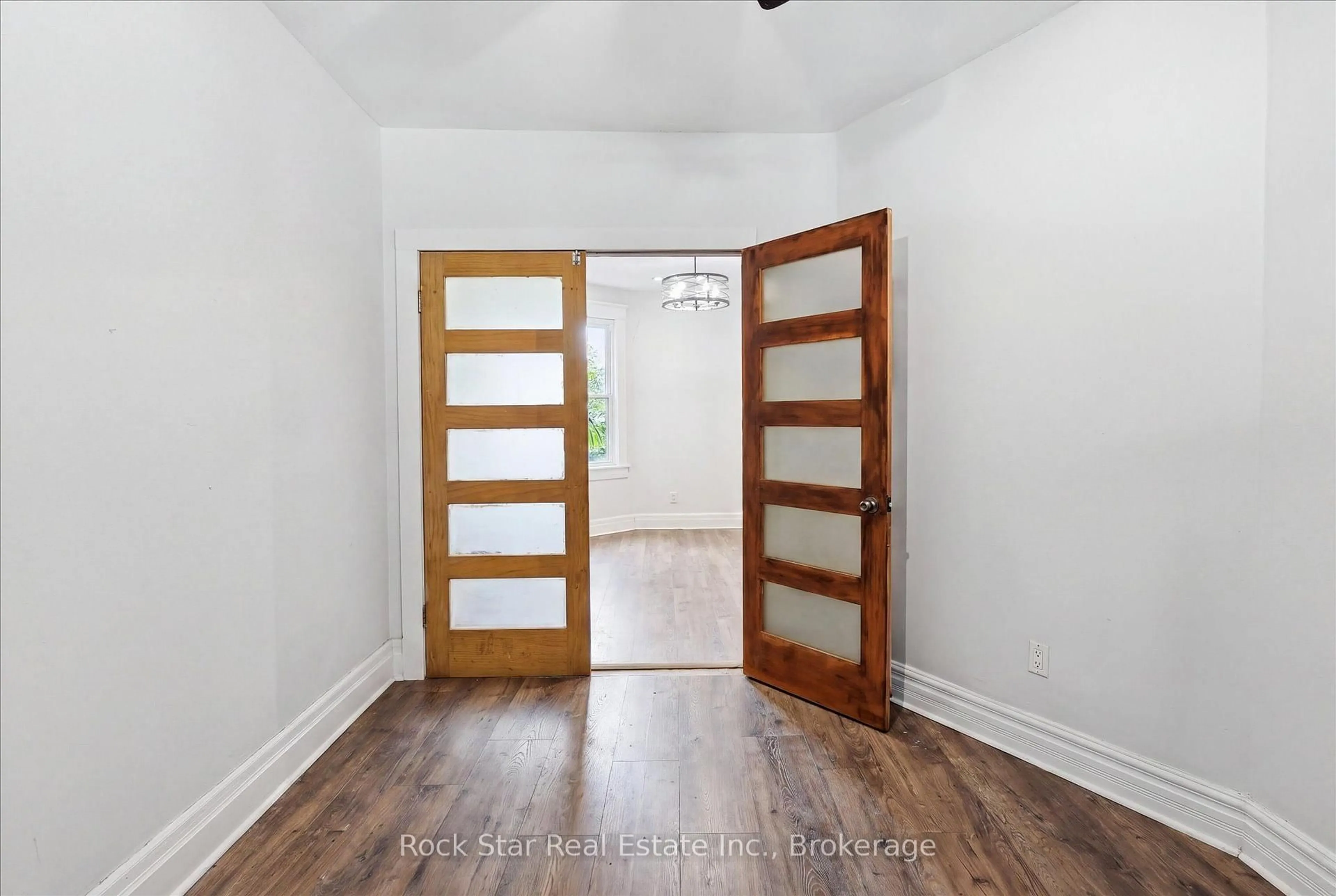 Indoor entryway for 1259 Davenport Rd, Toronto Ontario M6H 2H2