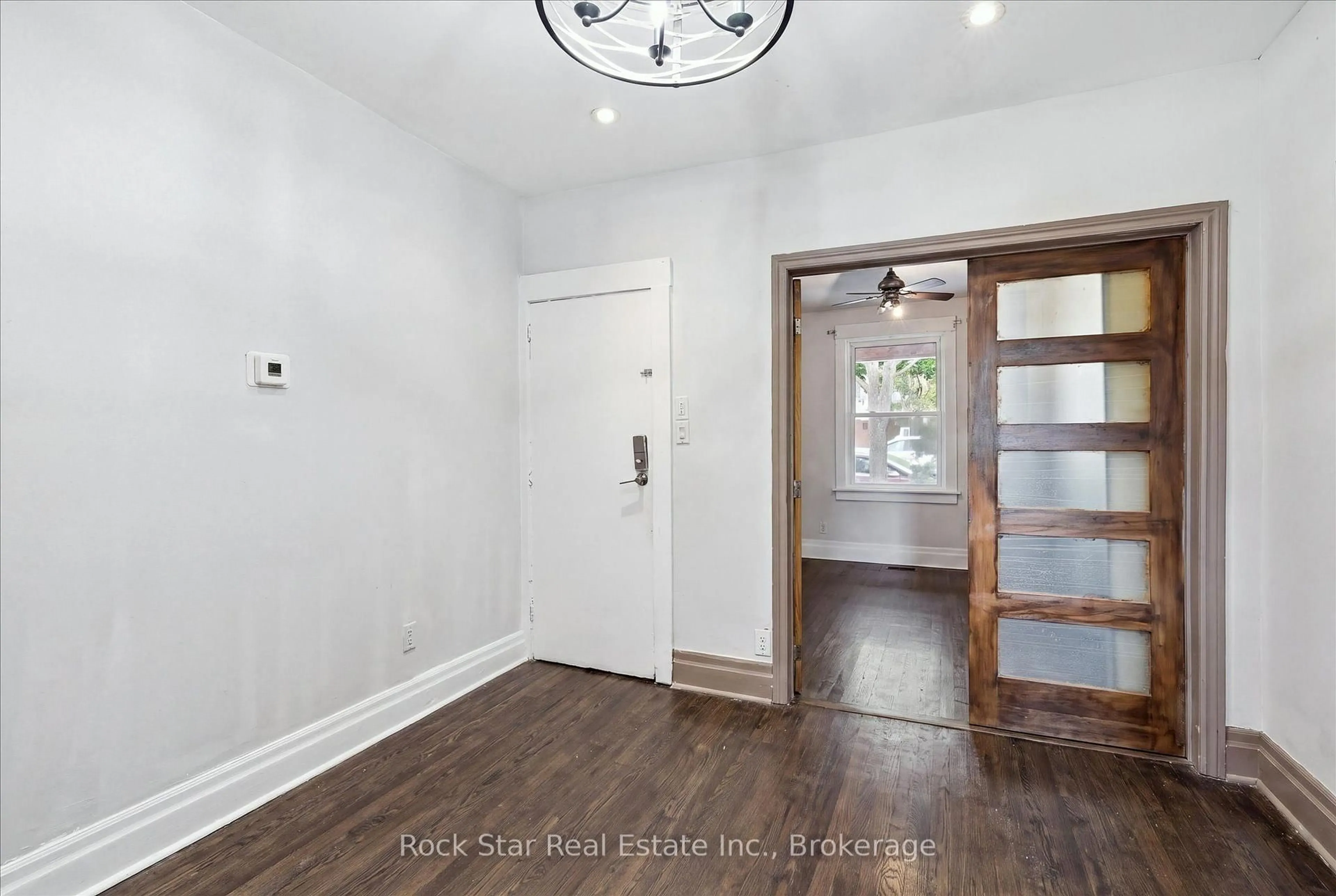 Indoor entryway for 1259 Davenport Rd, Toronto Ontario M6H 2H2
