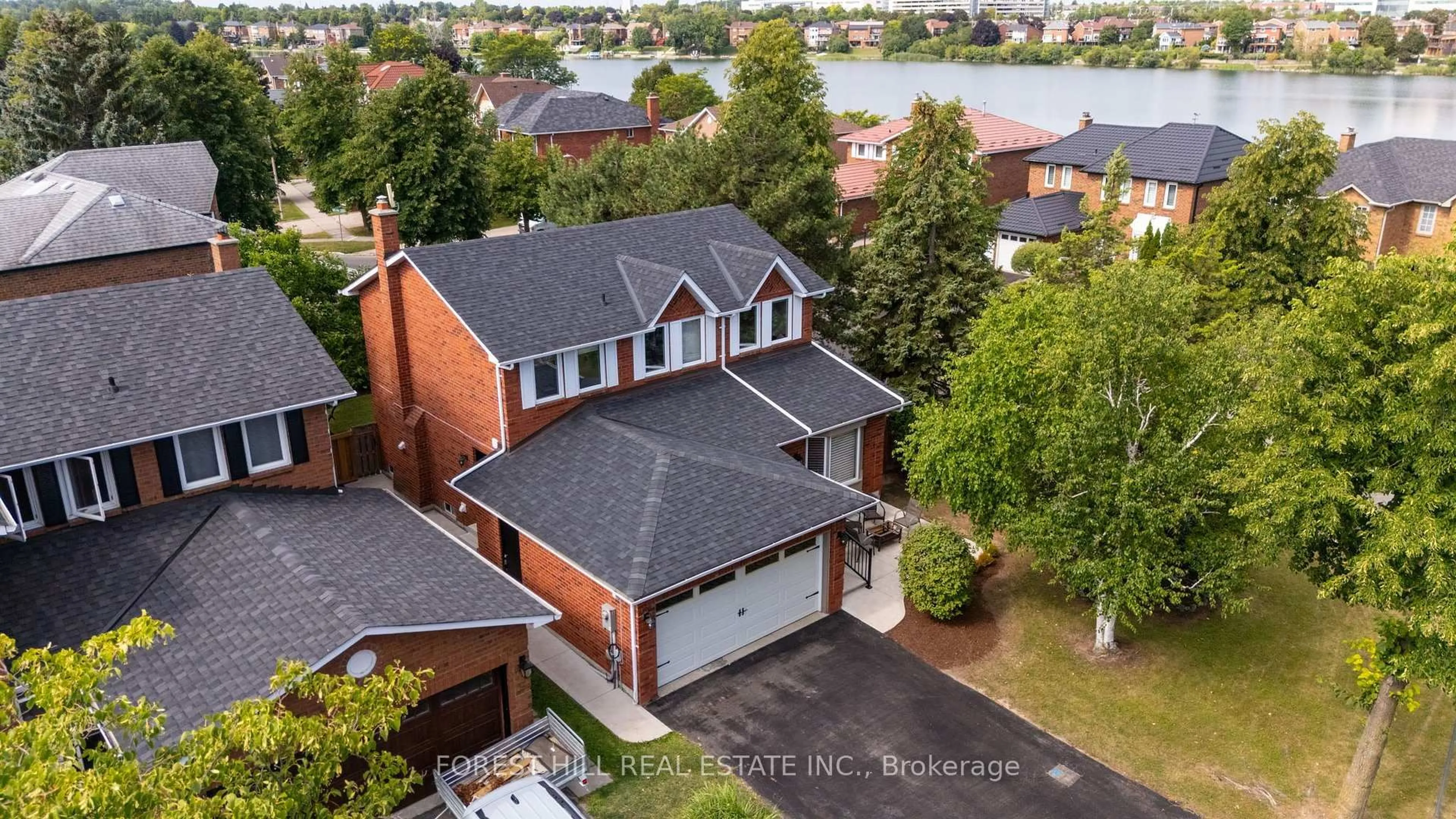 A pic from outside/outdoor area/front of a property/back of a property/a pic from drone, water/lake/river/ocean view for 26 Pretty Pl, Brampton Ontario L6S 5C6