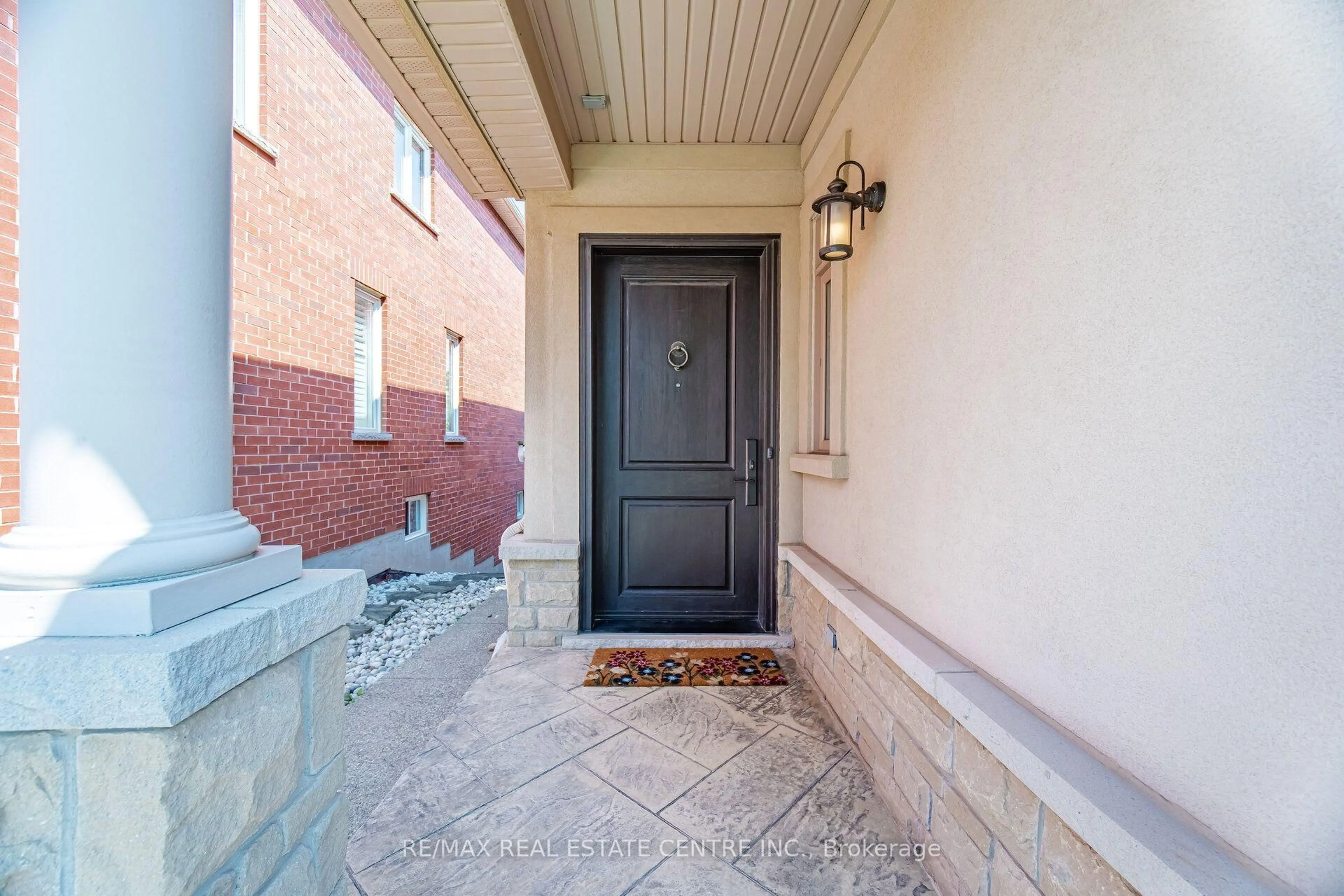 Indoor entryway for 2425 QUETICO Cres, Oakville Ontario L6M 0R4