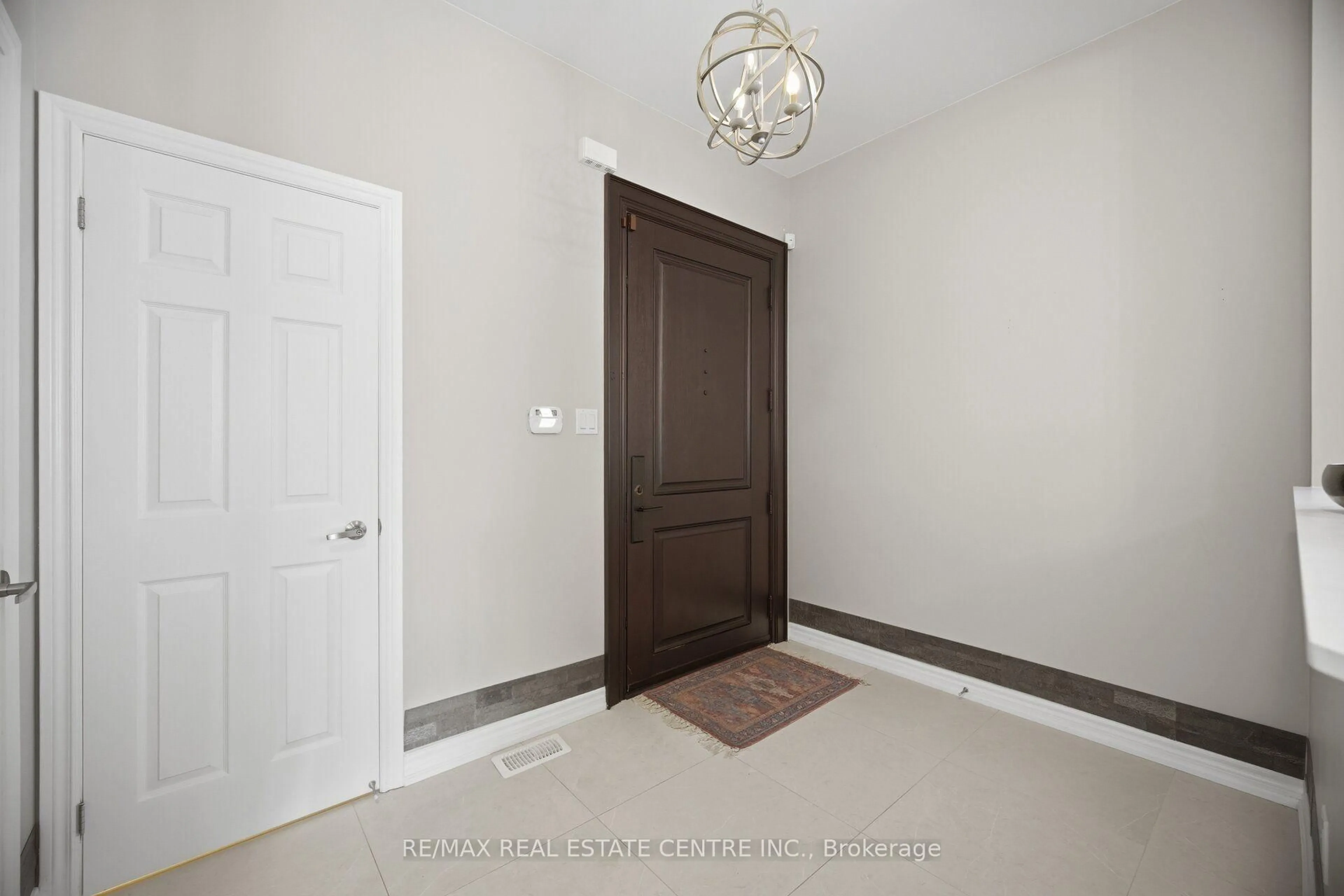 Indoor entryway for 2425 QUETICO Cres, Oakville Ontario L6M 0R4