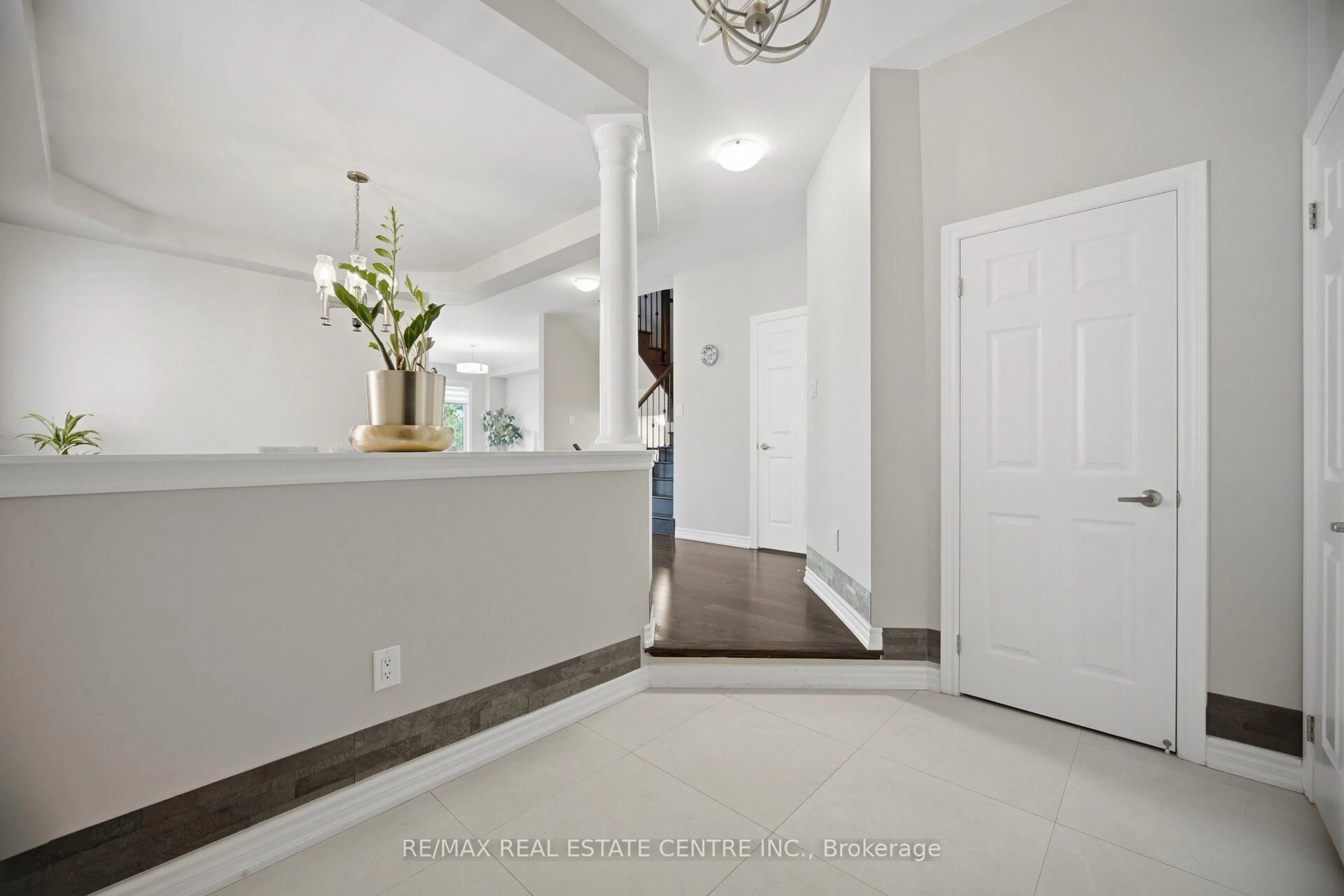 Indoor entryway for 2425 QUETICO Cres, Oakville Ontario L6M 0R4