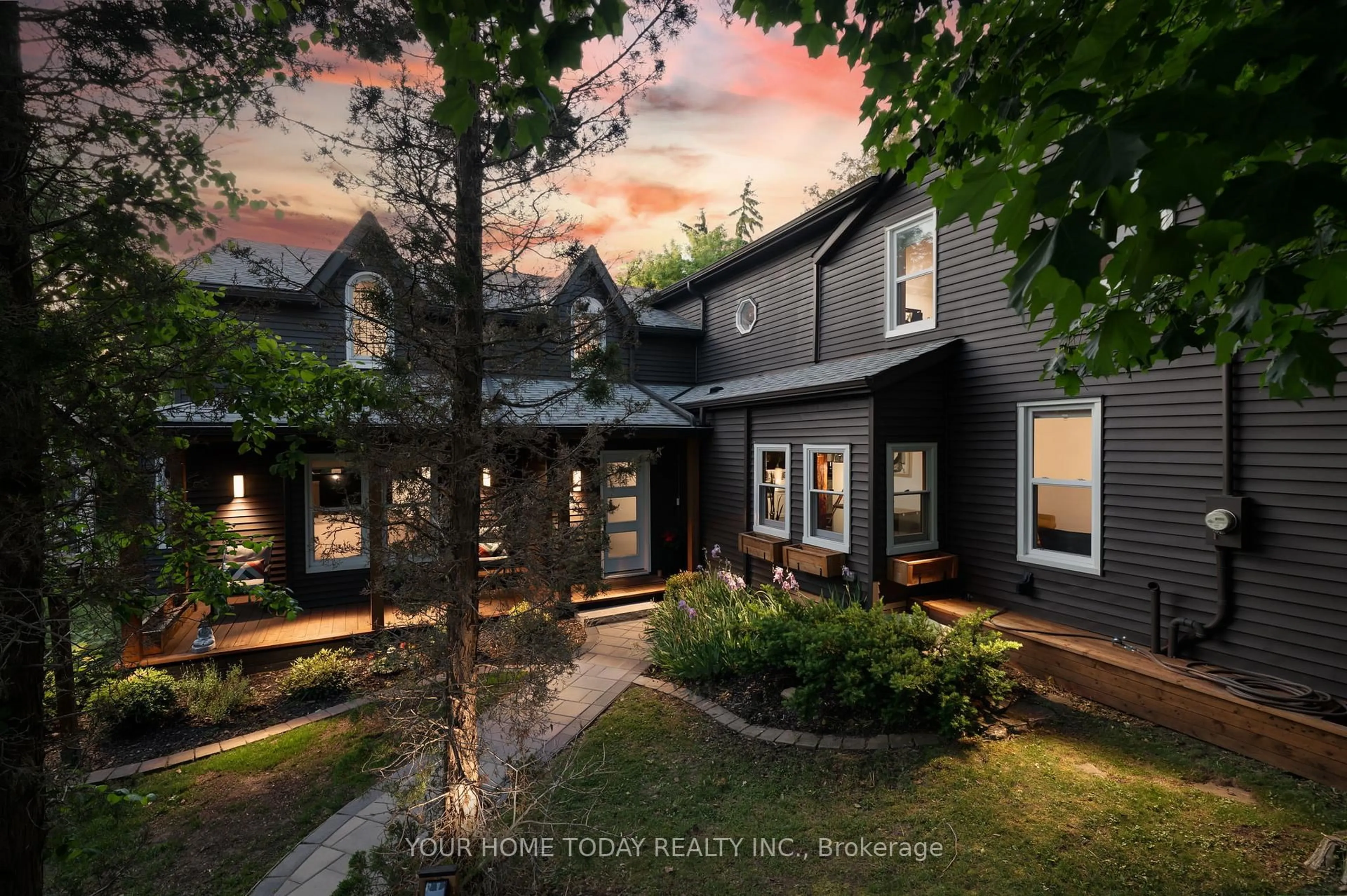 A pic from outside/outdoor area/front of a property/back of a property/a pic from drone, mountain view for 12889 15 Sdrd, Halton Hills Ontario L7G 4S6