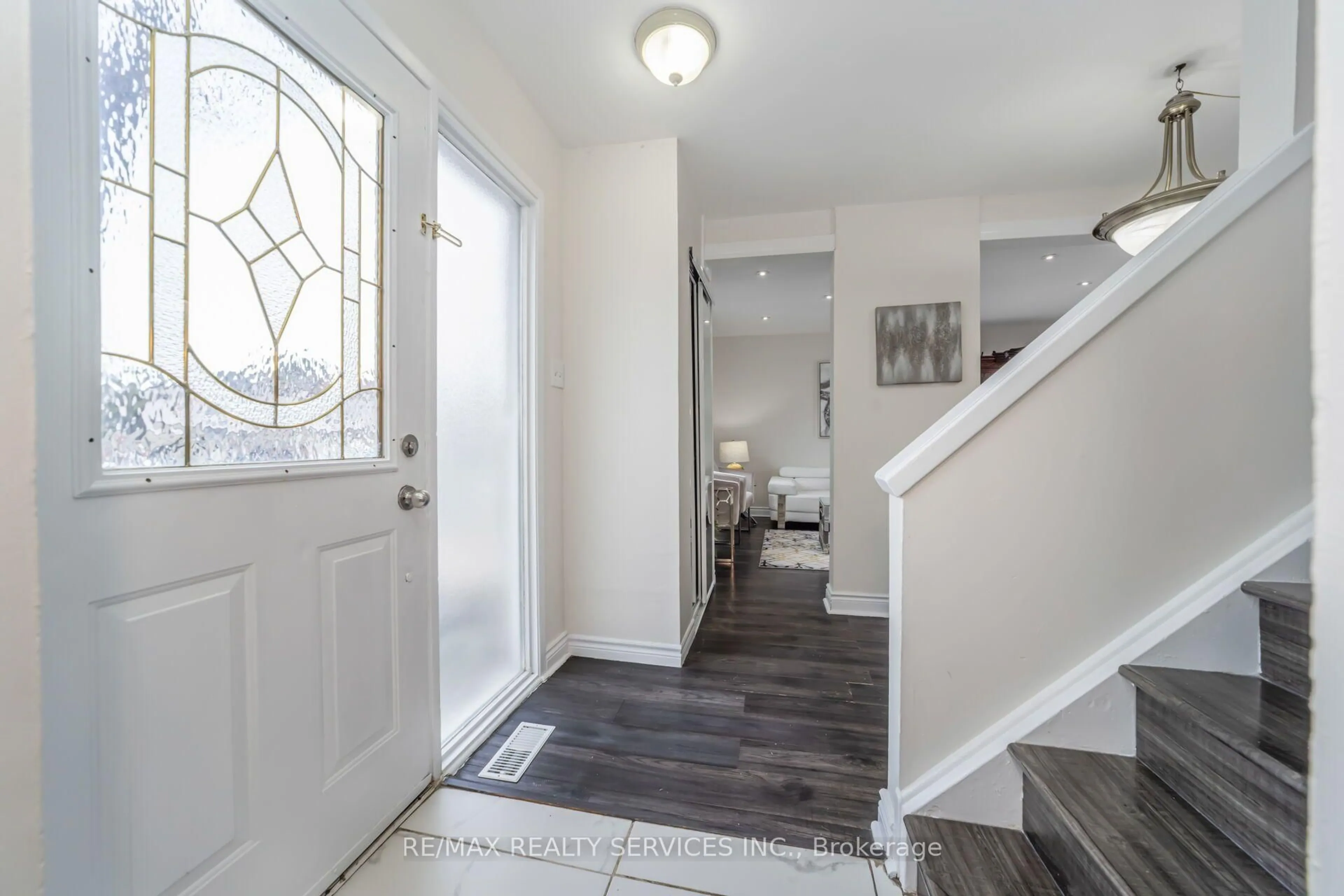 Indoor entryway for 11 Juliette Sq, Brampton Ontario L6S 2M6