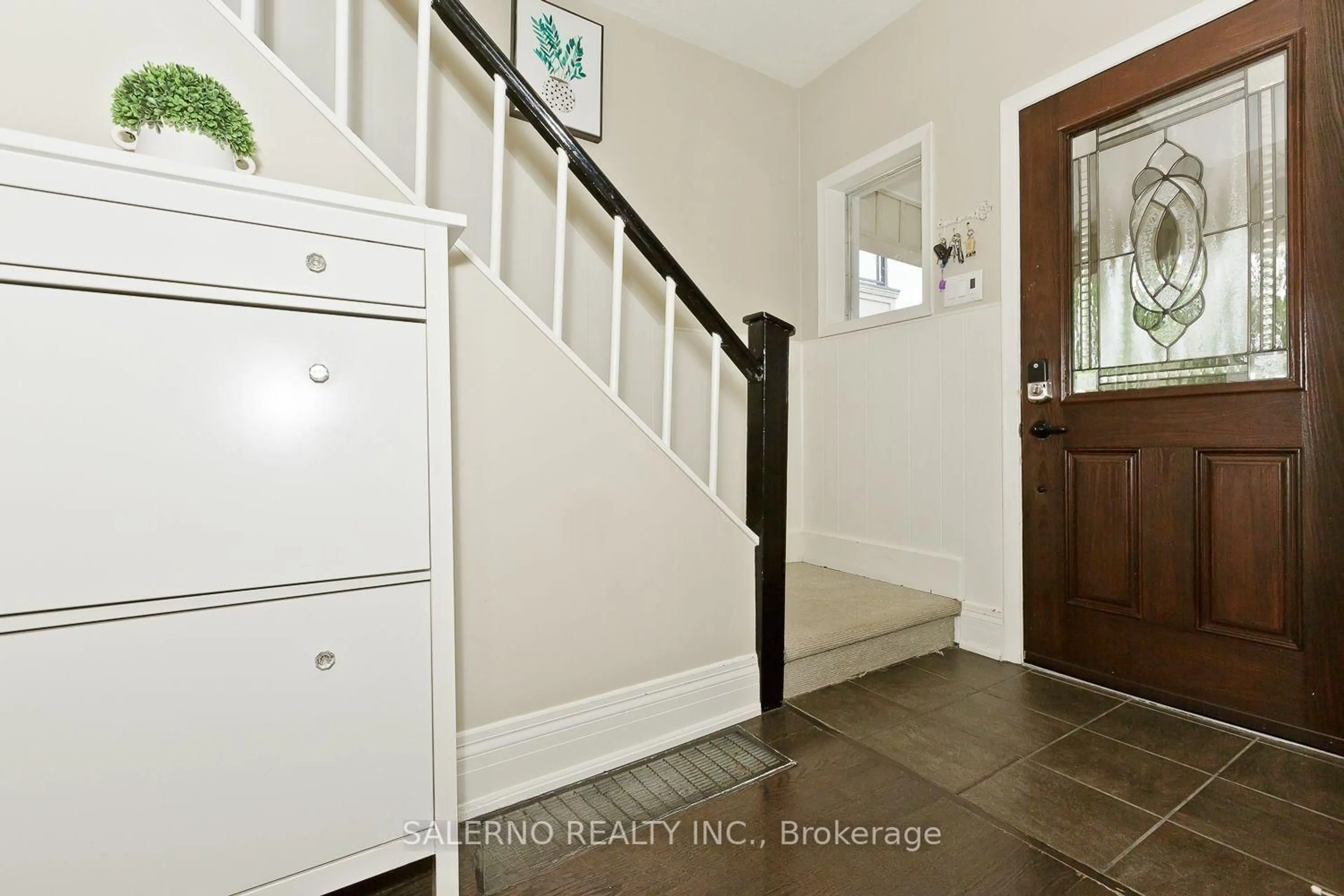 Indoor entryway for 34 Fairfield Ave, Toronto Ontario M8W 1R7