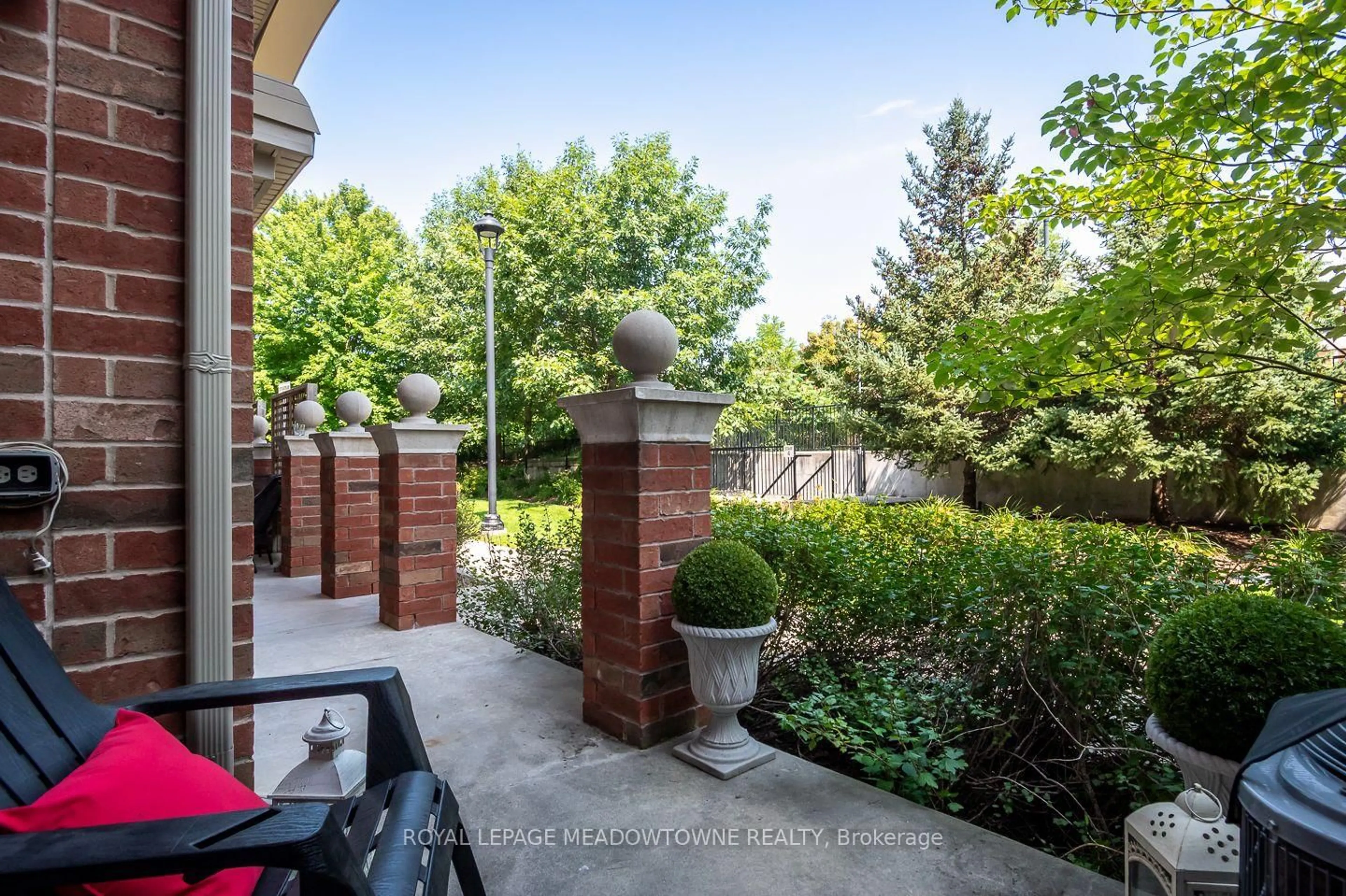 Patio, street for 2563 Sixth Line #15, Oakville Ontario L6H 0H7