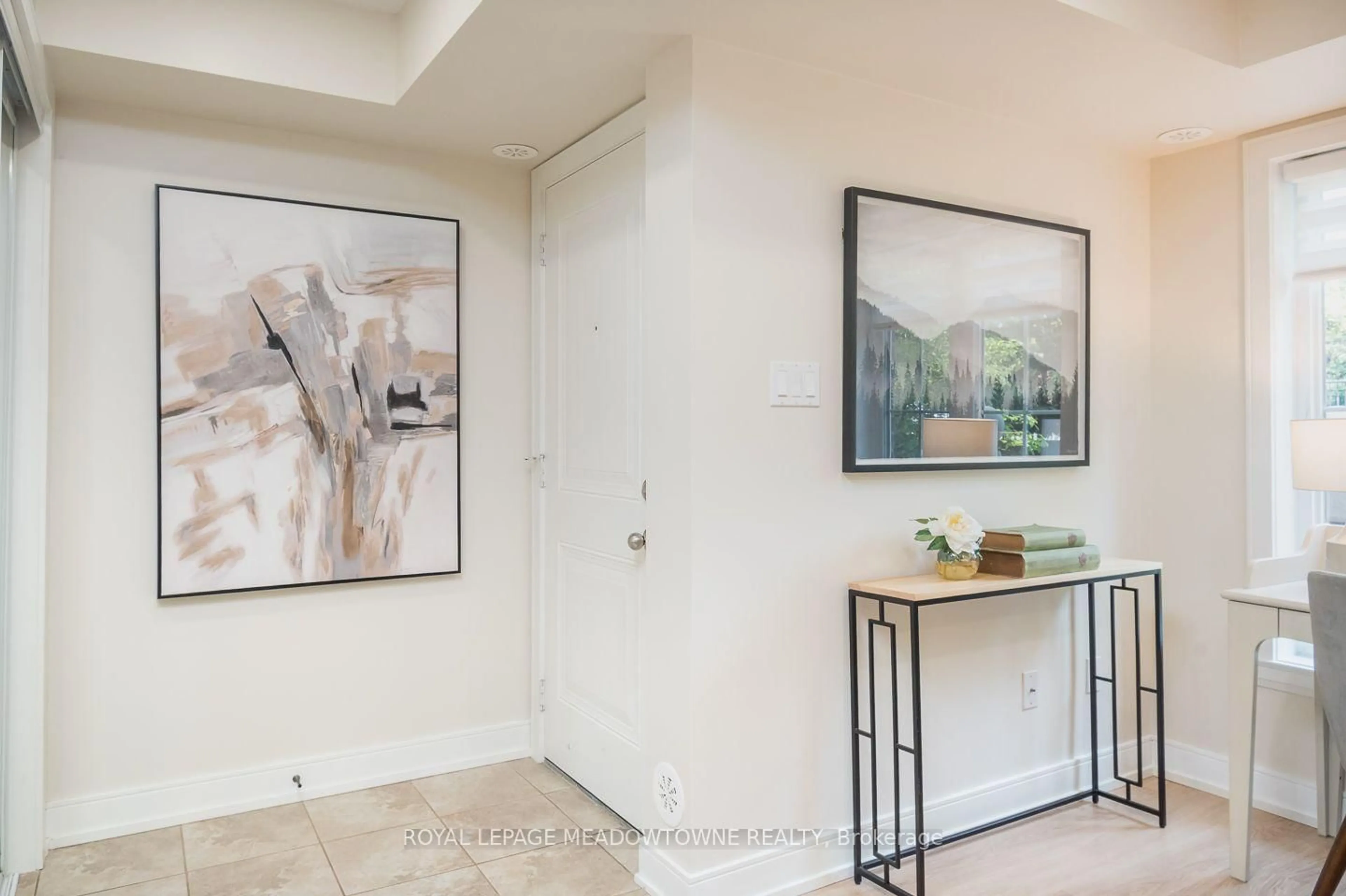 Indoor entryway for 2563 Sixth Line #15, Oakville Ontario L6H 0H7