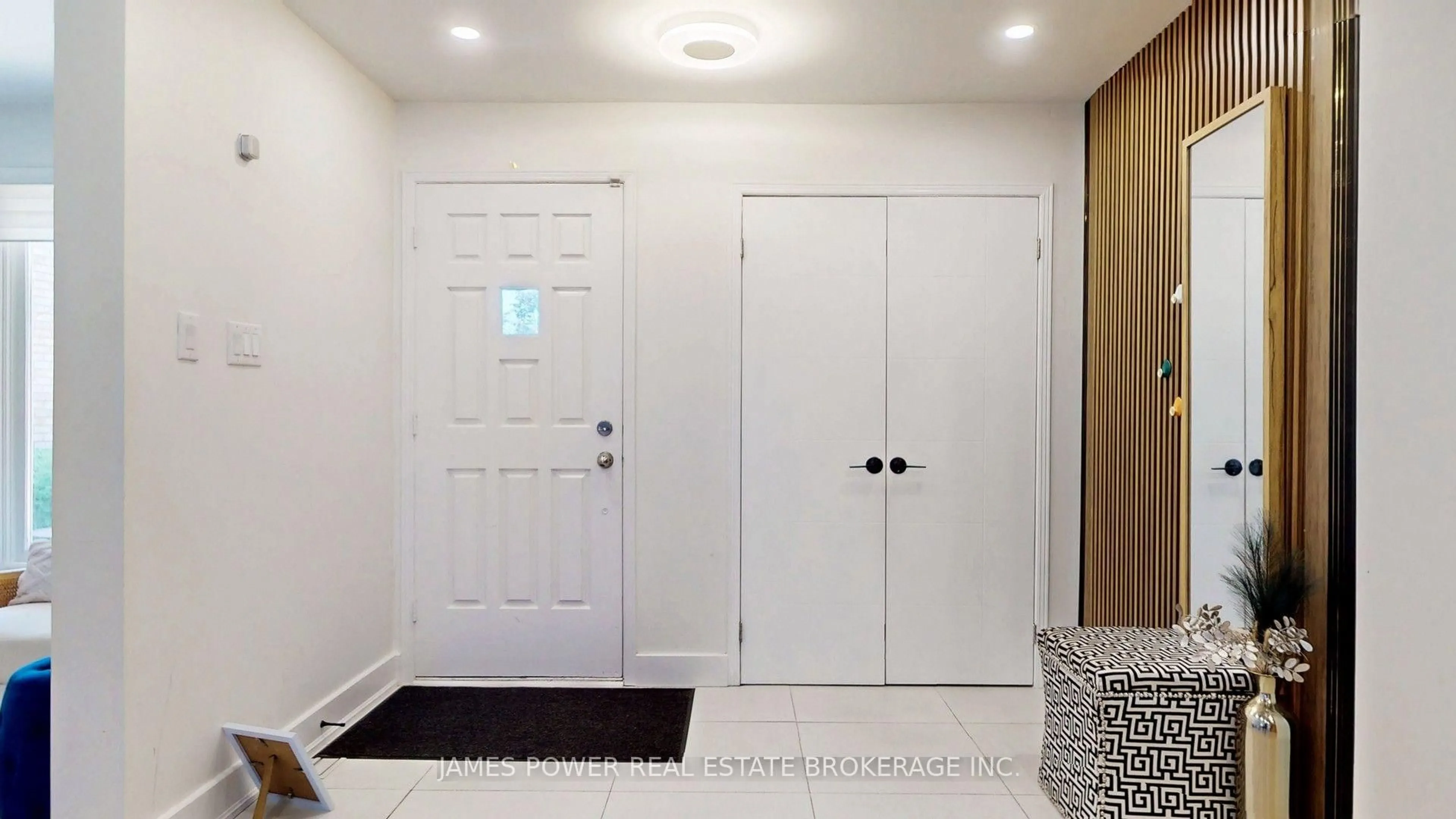 Indoor entryway for 2690 Innisfil Rd, Mississauga Ontario L5M 4J2