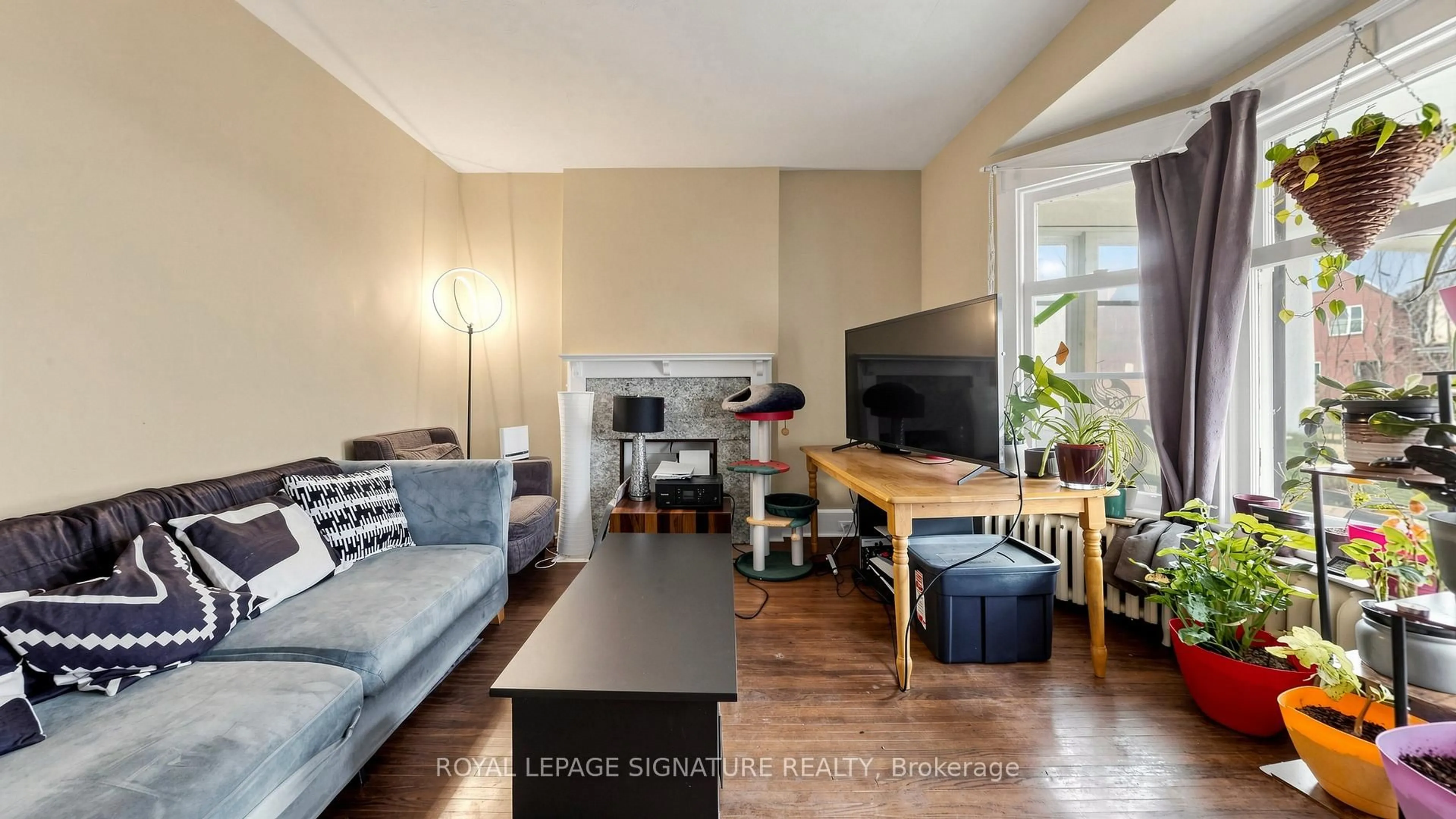 Living room with furniture, unknown for 132 Marion St, Toronto Ontario M6R 1E7