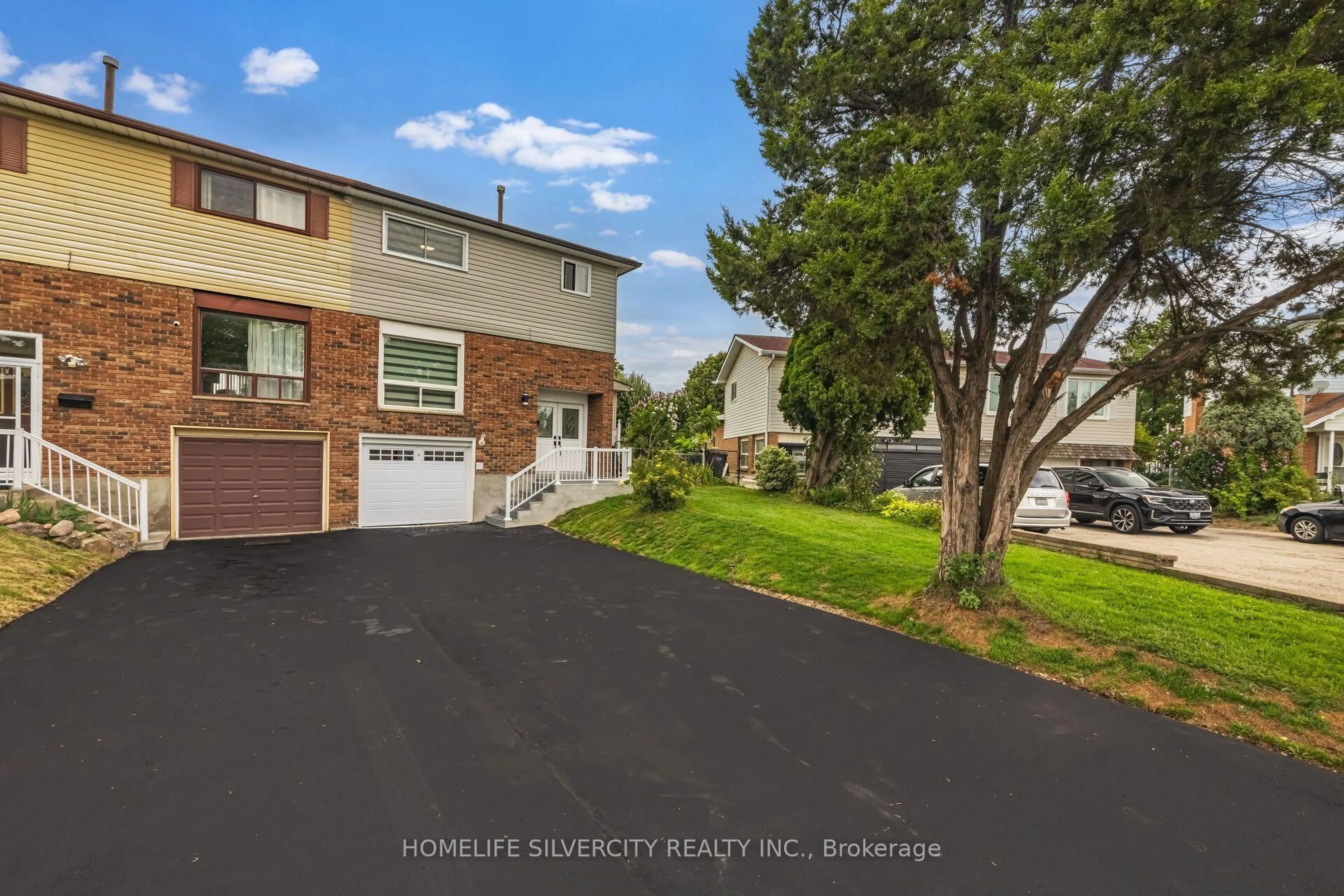 A pic from outside/outdoor area/front of a property/back of a property/a pic from drone, street for 3803 Keenan Cres, Mississauga Ontario L4T 3M1