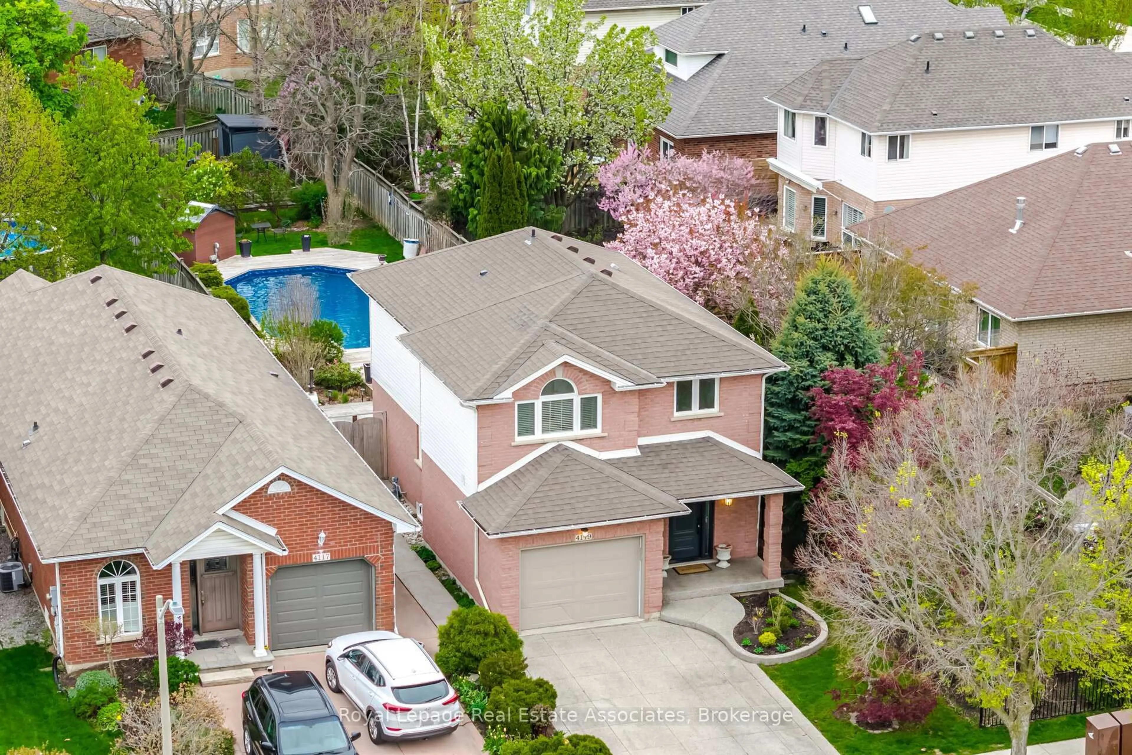 A pic from outside/outdoor area/front of a property/back of a property/a pic from drone, street for 4119 Continental Dr, Burlington Ontario L7M 4L1