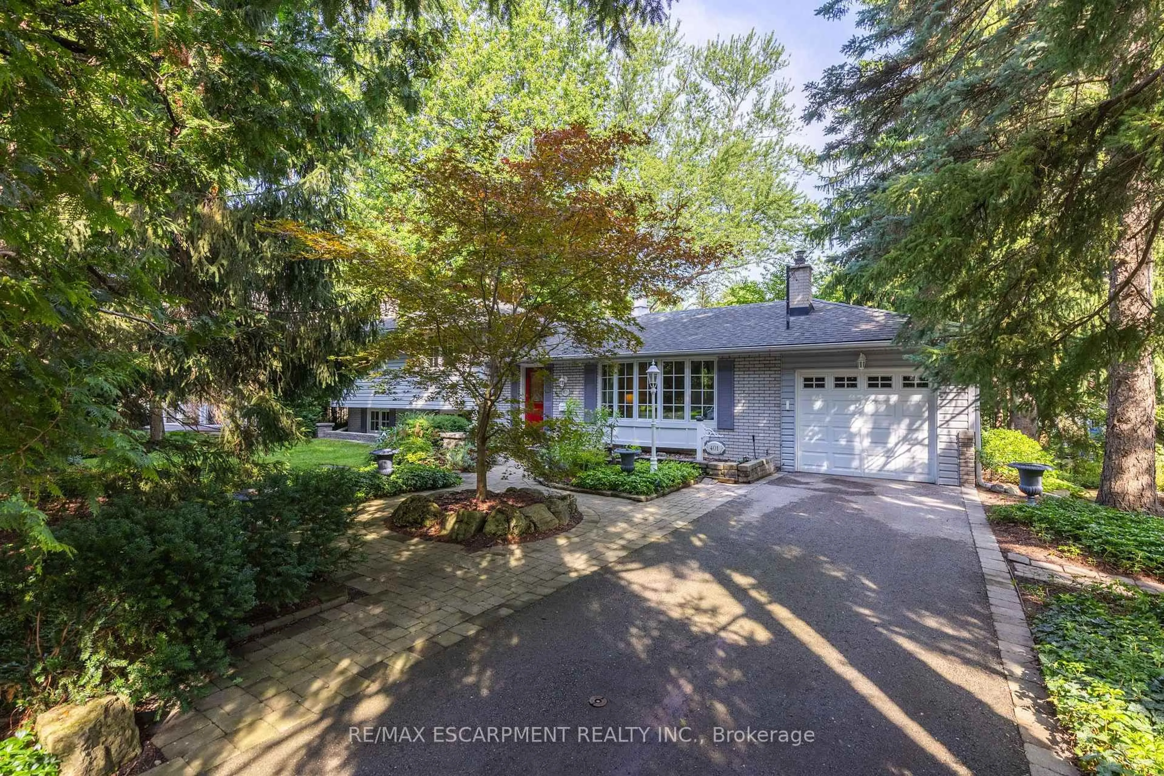 A pic from outside/outdoor area/front of a property/back of a property/a pic from drone, street for 401 Cairncroft Rd, Oakville Ontario L6J 4M8