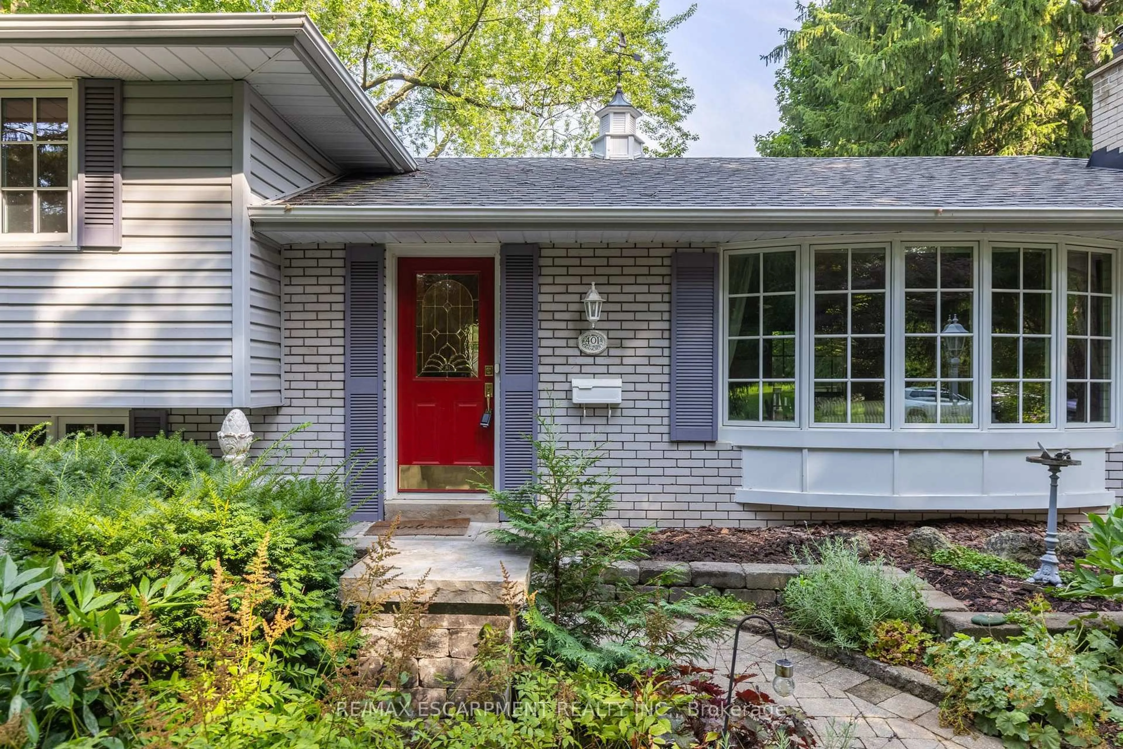 Home with brick exterior material, street for 401 Cairncroft Rd, Oakville Ontario L6J 4M8