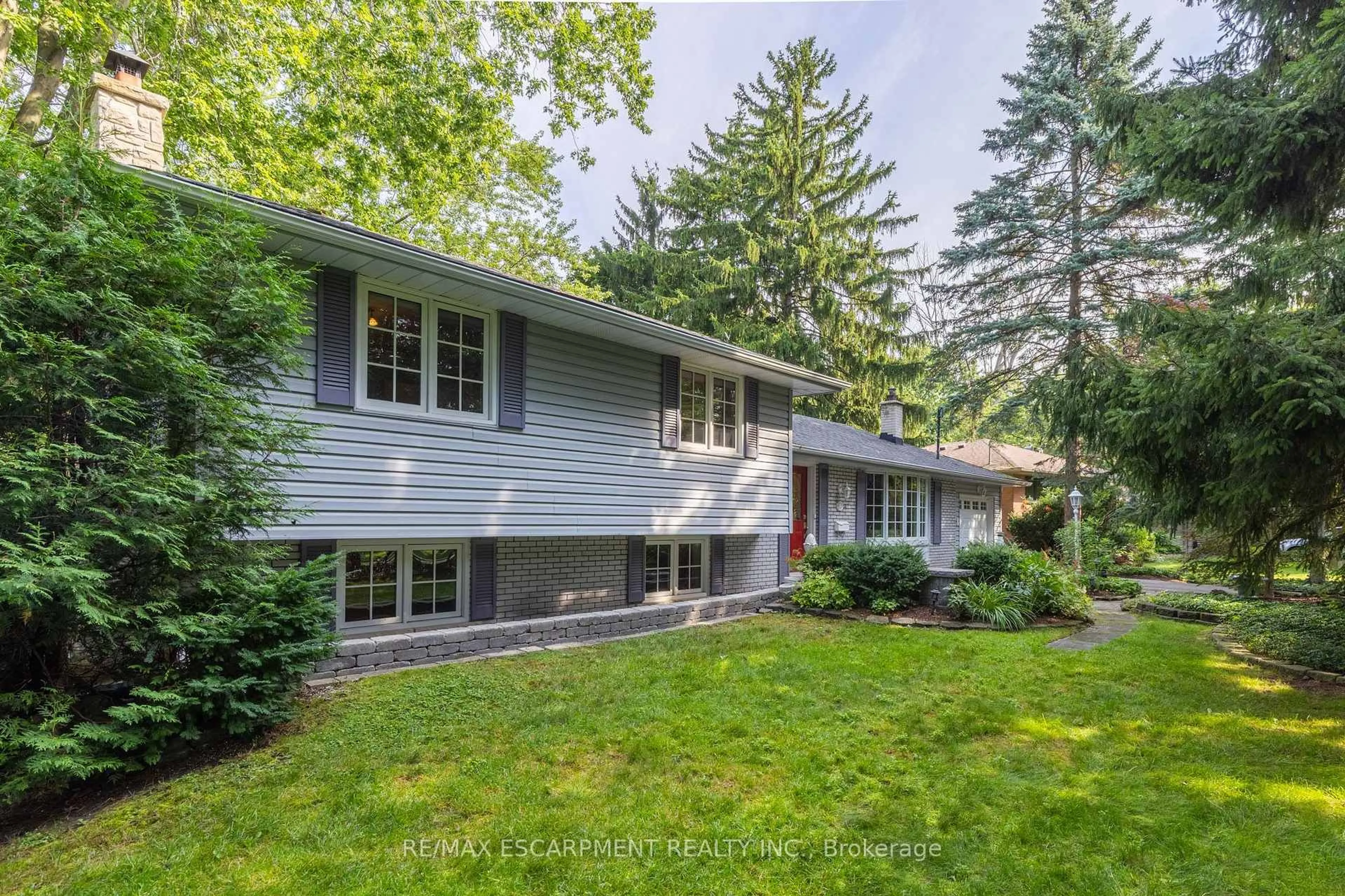 Home with vinyl exterior material, street for 401 Cairncroft Rd, Oakville Ontario L6J 4M8