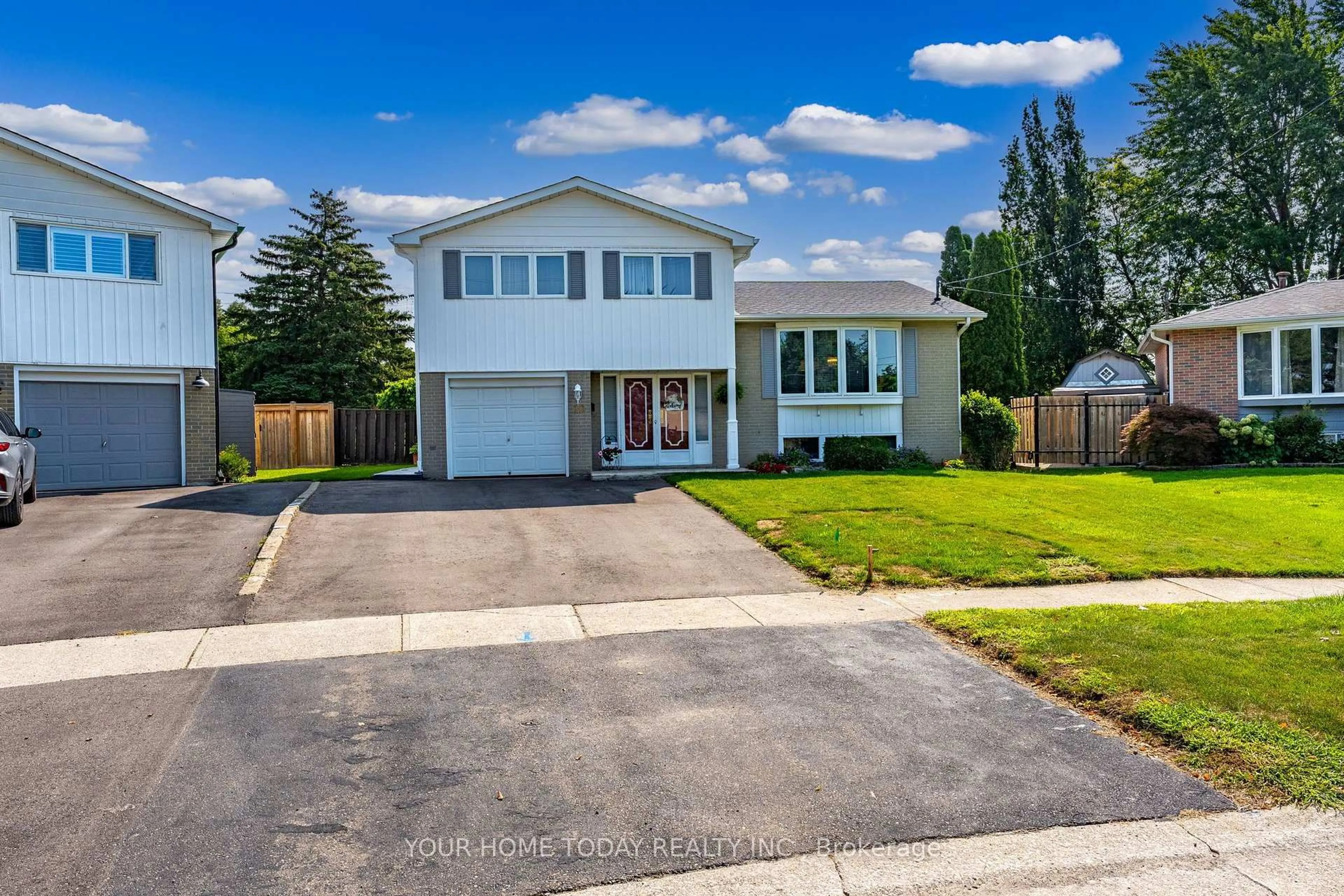 Home with vinyl exterior material, street for 10 Marilyn Cres, Halton Hills Ontario L7G 1K4
