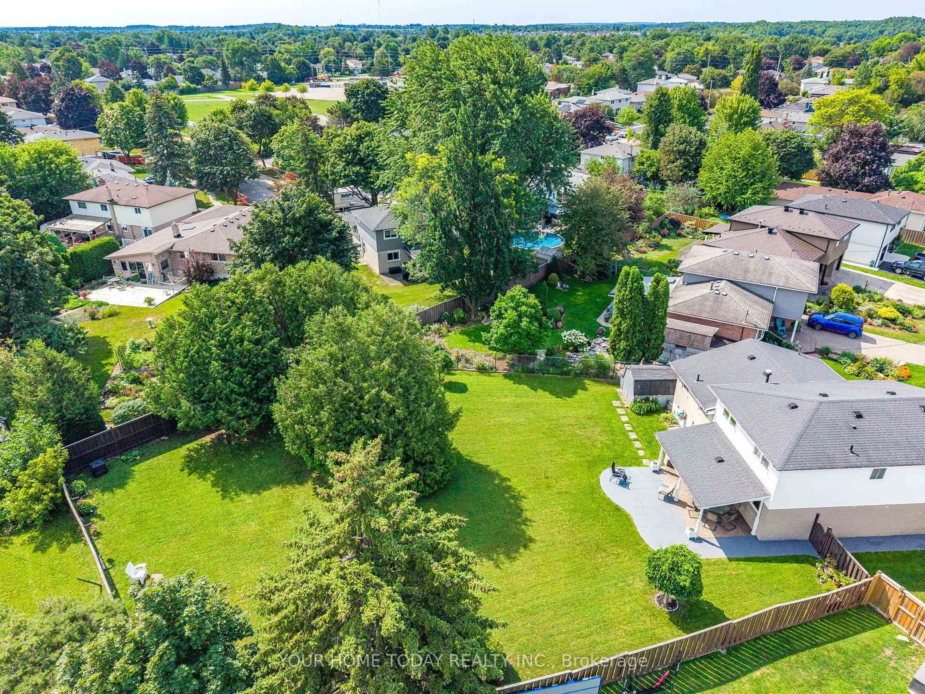 A pic from outside/outdoor area/front of a property/back of a property/a pic from drone, unknown for 10 Marilyn Cres, Halton Hills Ontario L7G 1K4