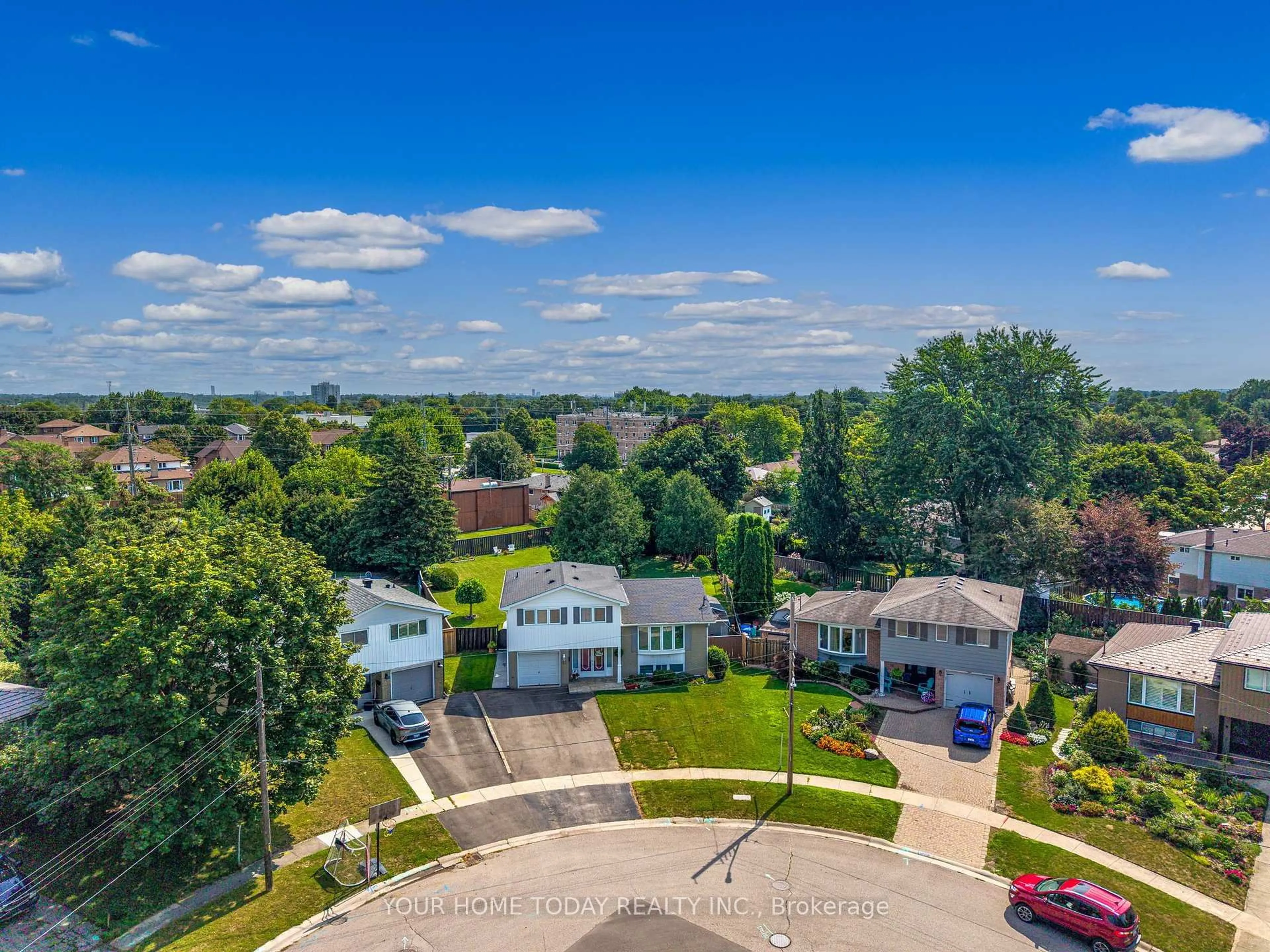 A pic from outside/outdoor area/front of a property/back of a property/a pic from drone, unknown for 10 Marilyn Cres, Halton Hills Ontario L7G 1K4