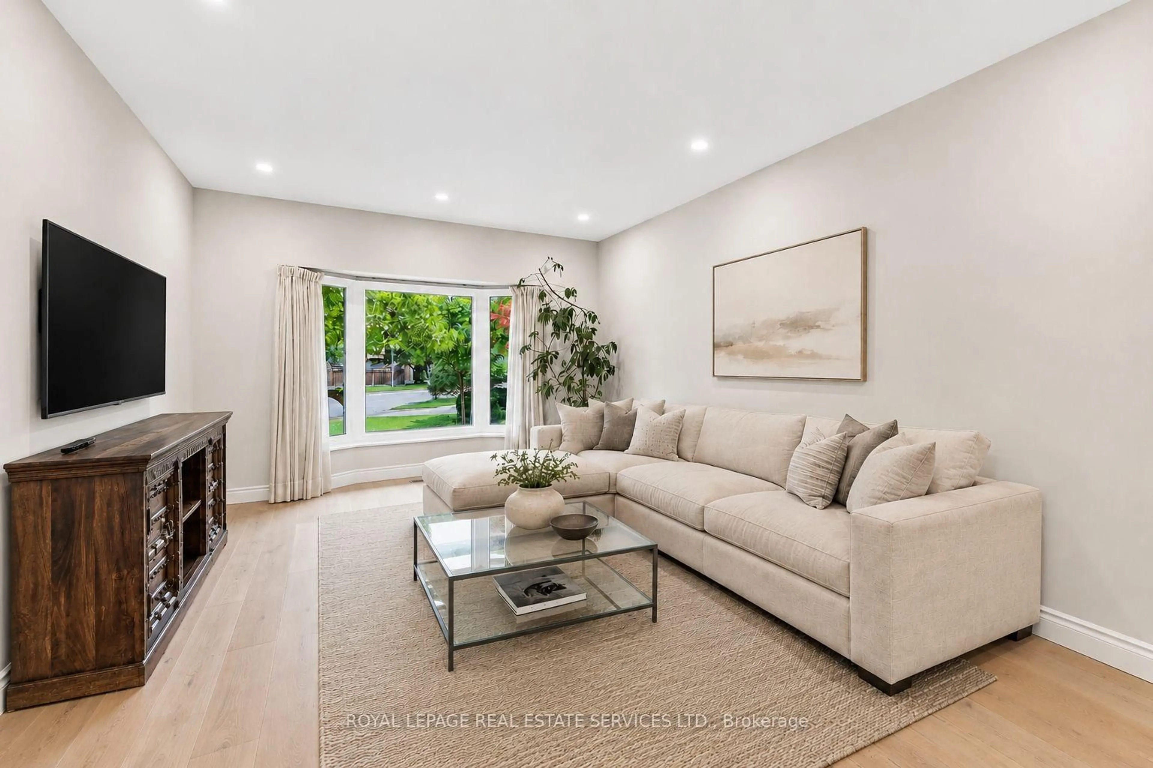 Living room with furniture, unknown for 1512 Princeton Cres, Oakville Ontario L6H 4H4