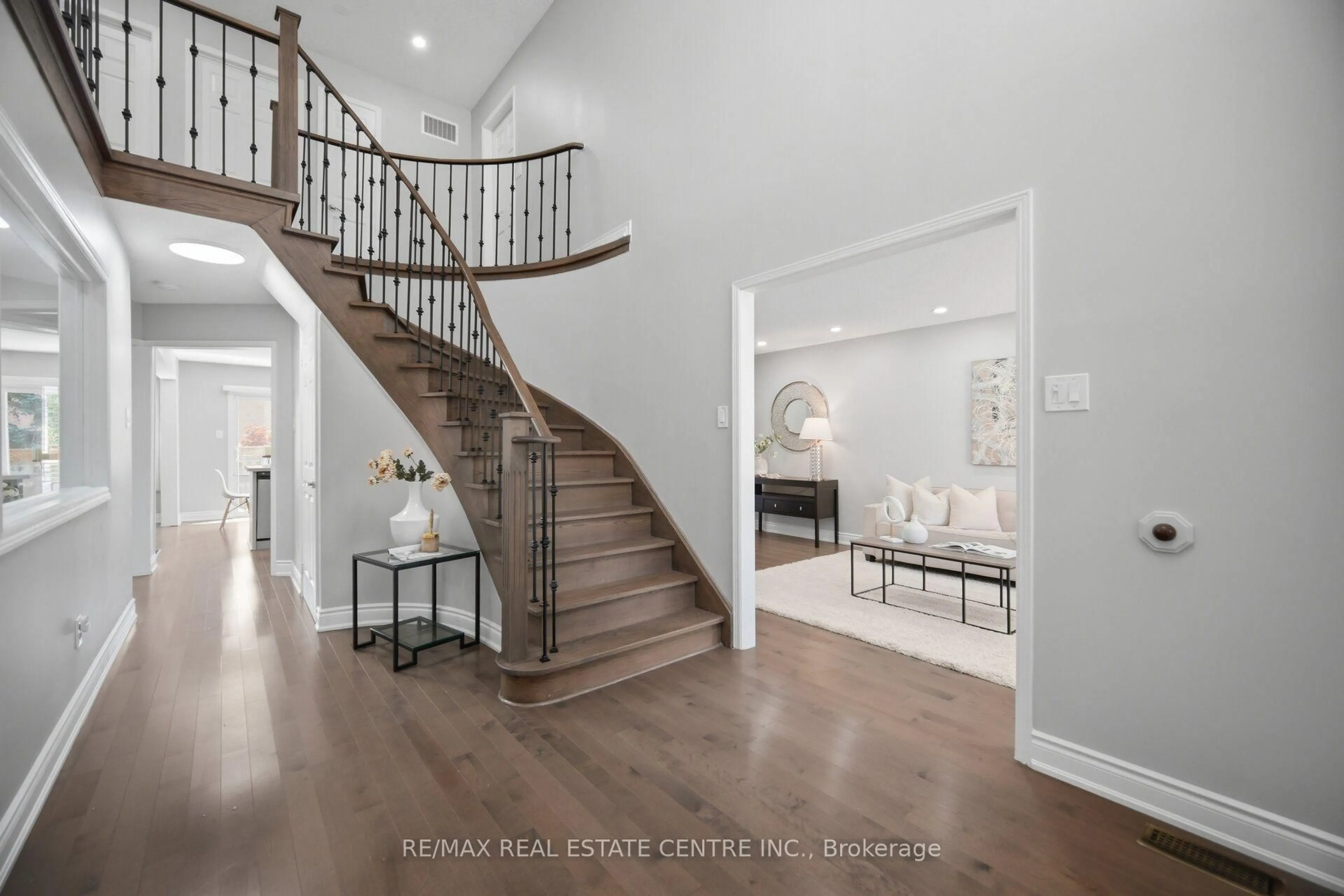 Indoor entryway for 1558 Highbrook Ave, Mississauga Ontario L5M 4V8