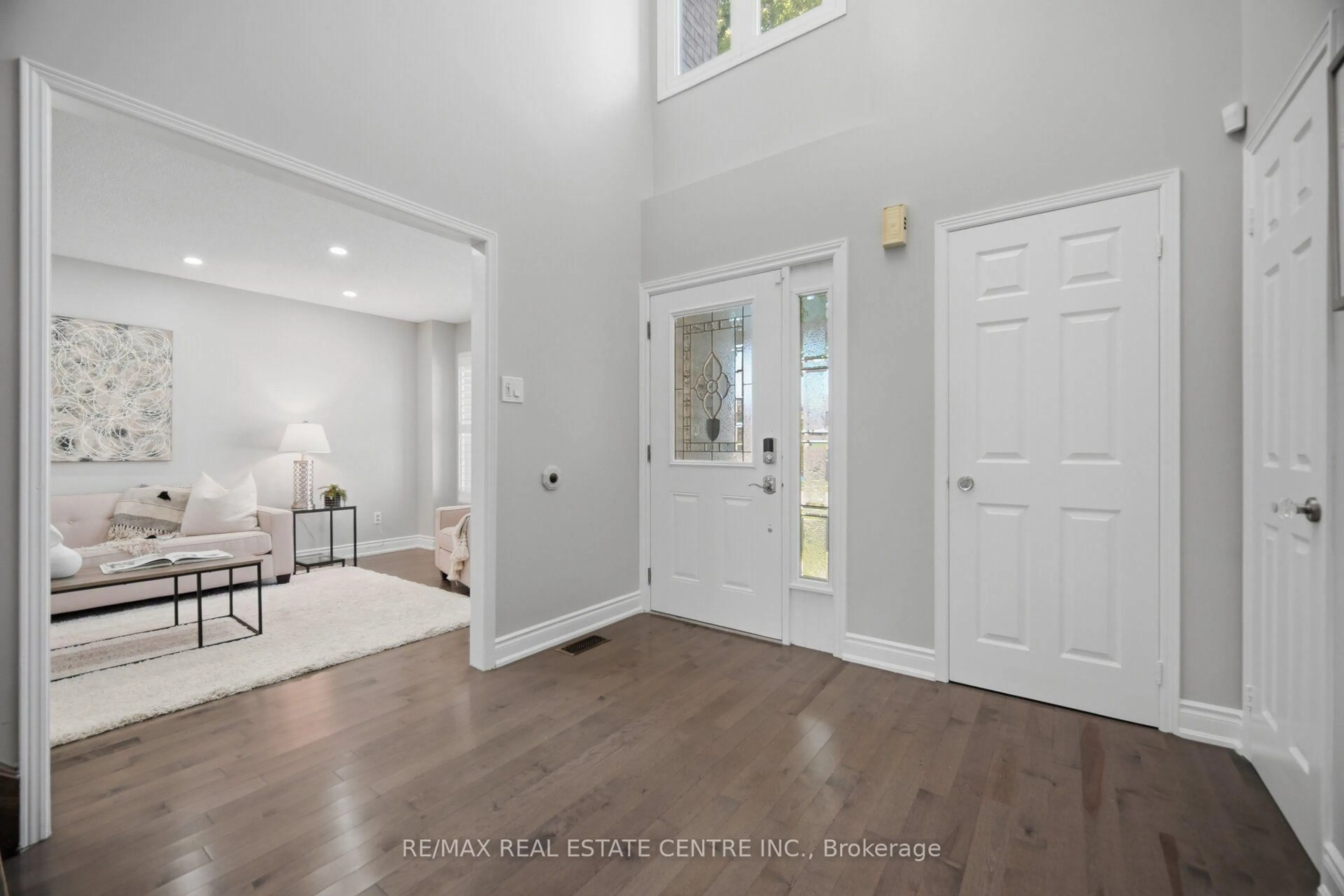 Indoor entryway for 1558 Highbrook Ave, Mississauga Ontario L5M 4V8