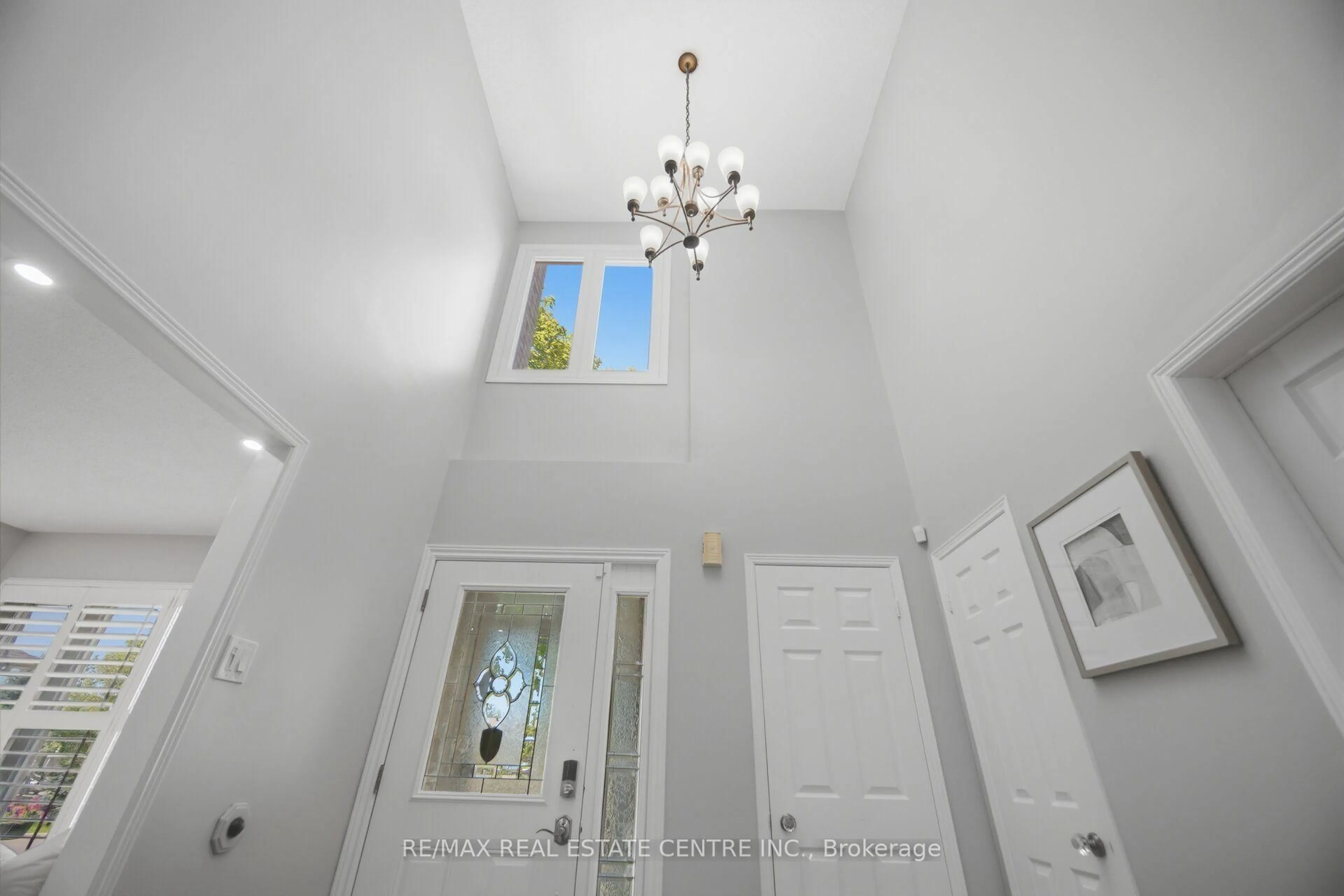 Indoor foyer for 1558 Highbrook Ave, Mississauga Ontario L5M 4V8