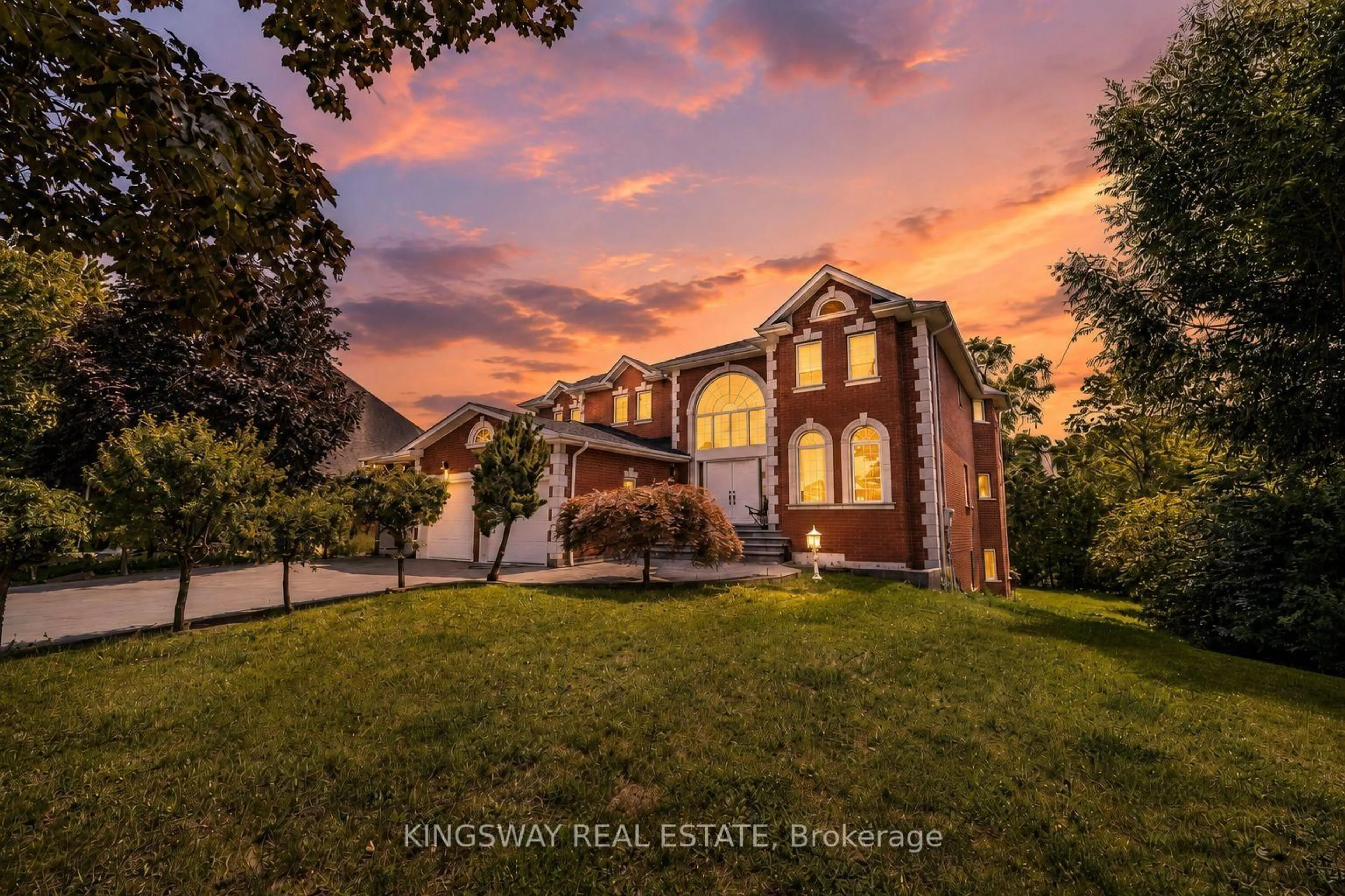 A pic from outside/outdoor area/front of a property/back of a property/a pic from drone, mountain view for 5969 RAYSHAW Cres, Mississauga Ontario L5M 2P0