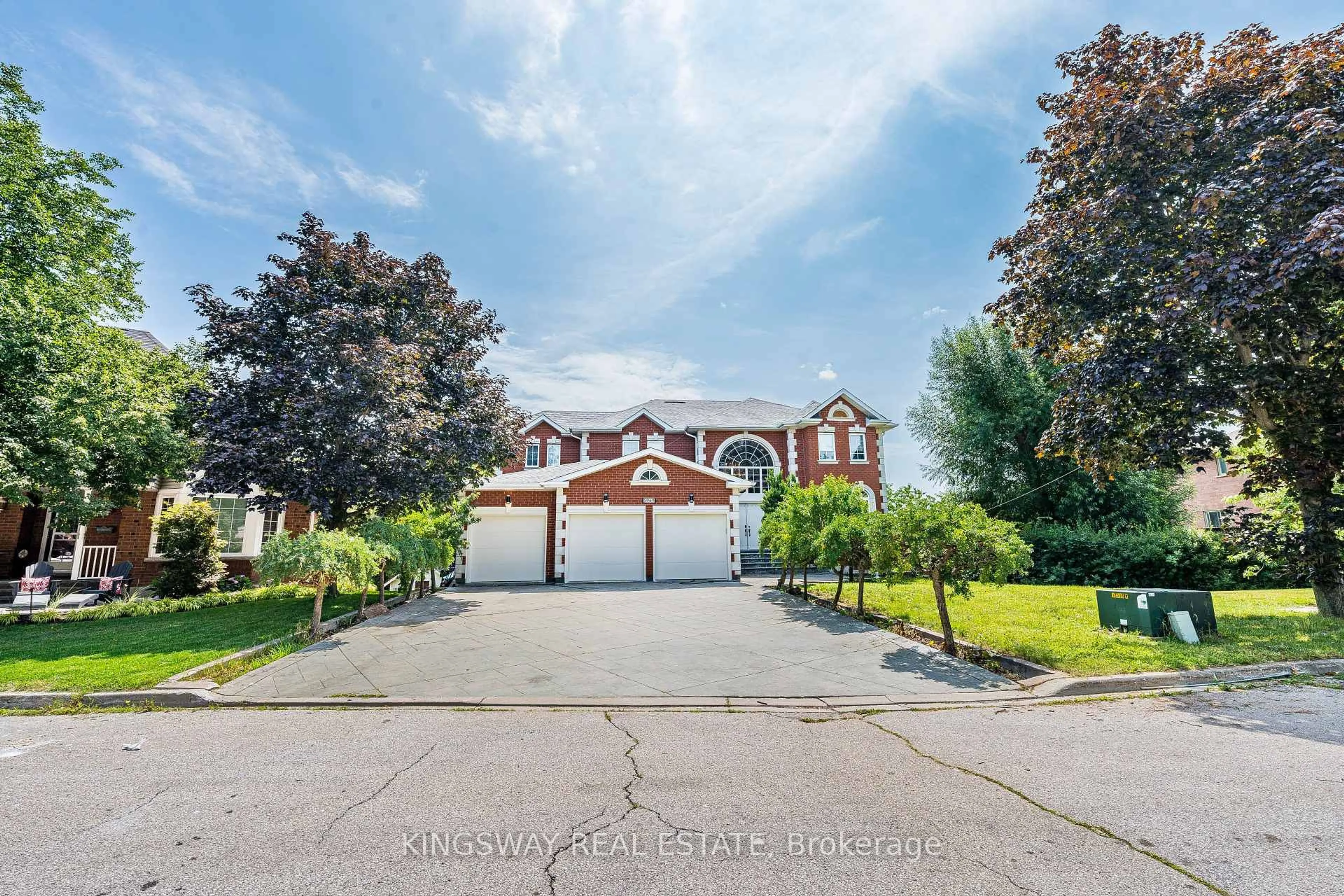 A pic from outside/outdoor area/front of a property/back of a property/a pic from drone, street for 5969 RAYSHAW Cres, Mississauga Ontario L5M 2P0