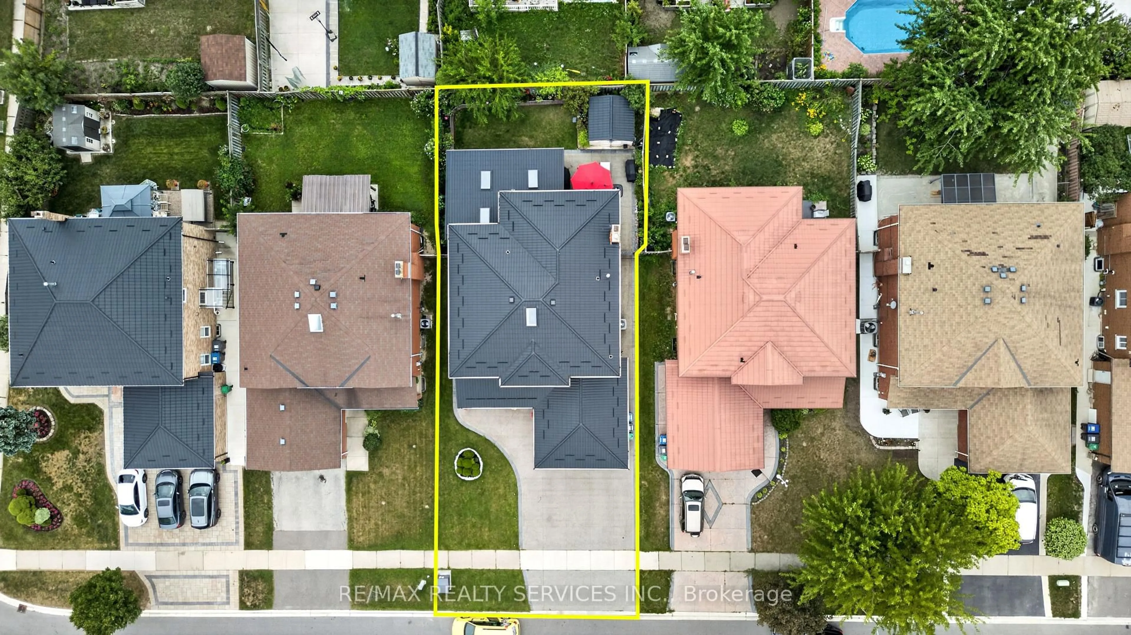 A pic from outside/outdoor area/front of a property/back of a property/a pic from drone, street for 21 Newport St, Brampton Ontario L6S 4N1