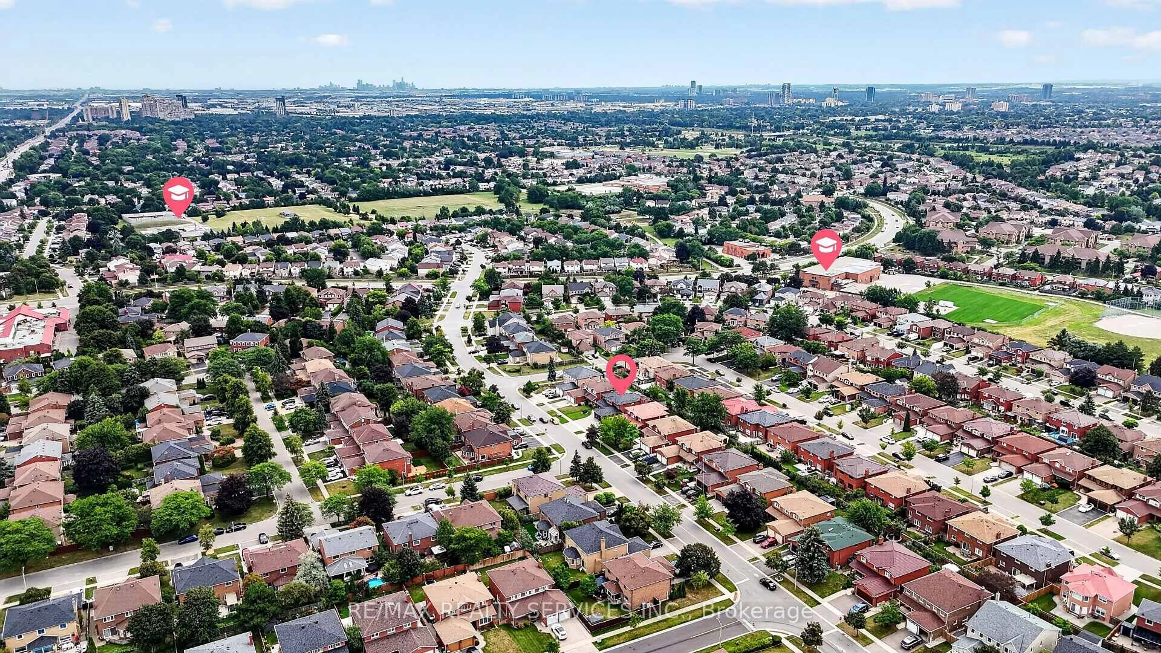 A pic from outside/outdoor area/front of a property/back of a property/a pic from drone, street for 21 Newport St, Brampton Ontario L6S 4N1