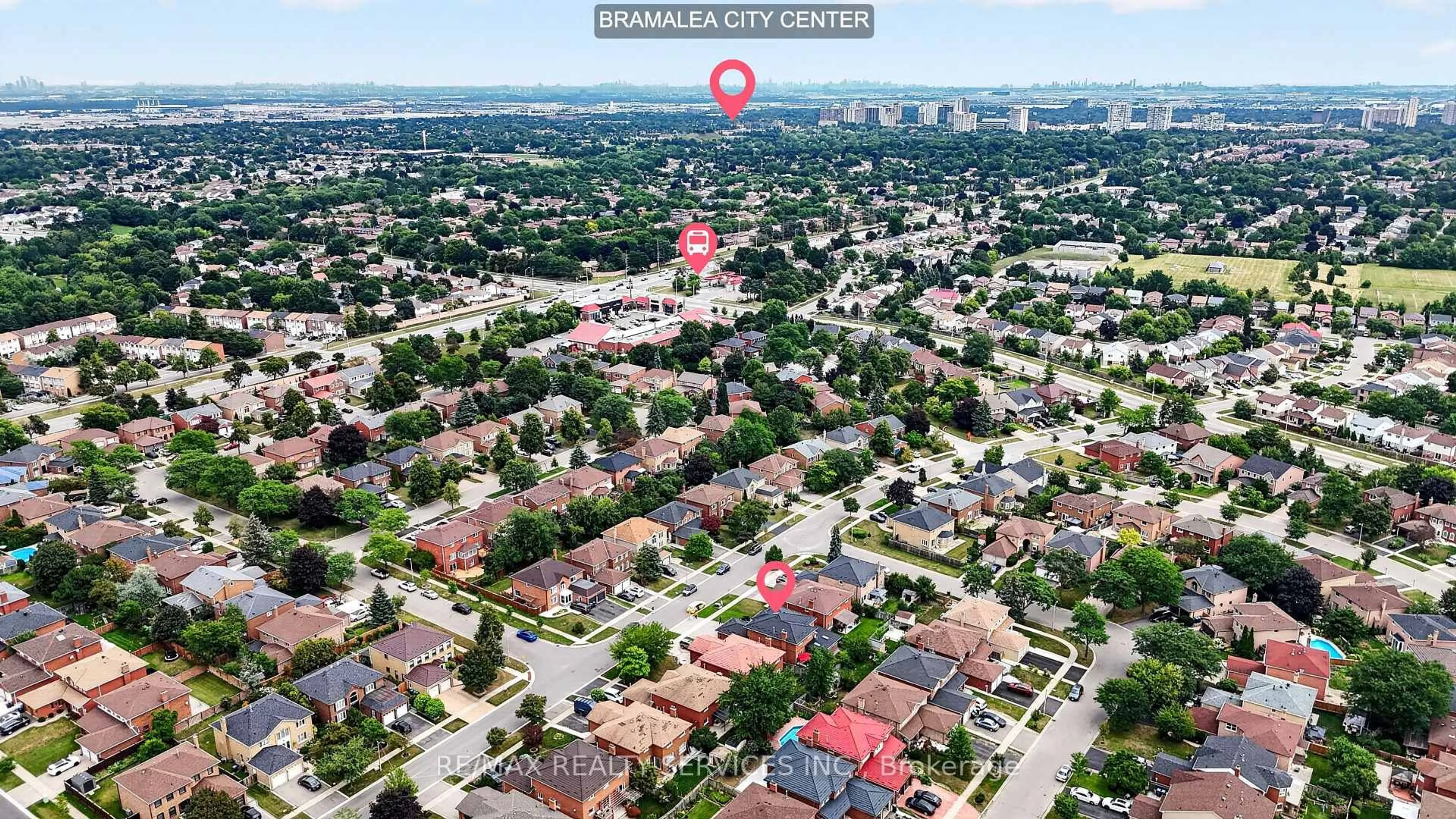 A pic from outside/outdoor area/front of a property/back of a property/a pic from drone, street for 21 Newport St, Brampton Ontario L6S 4N1