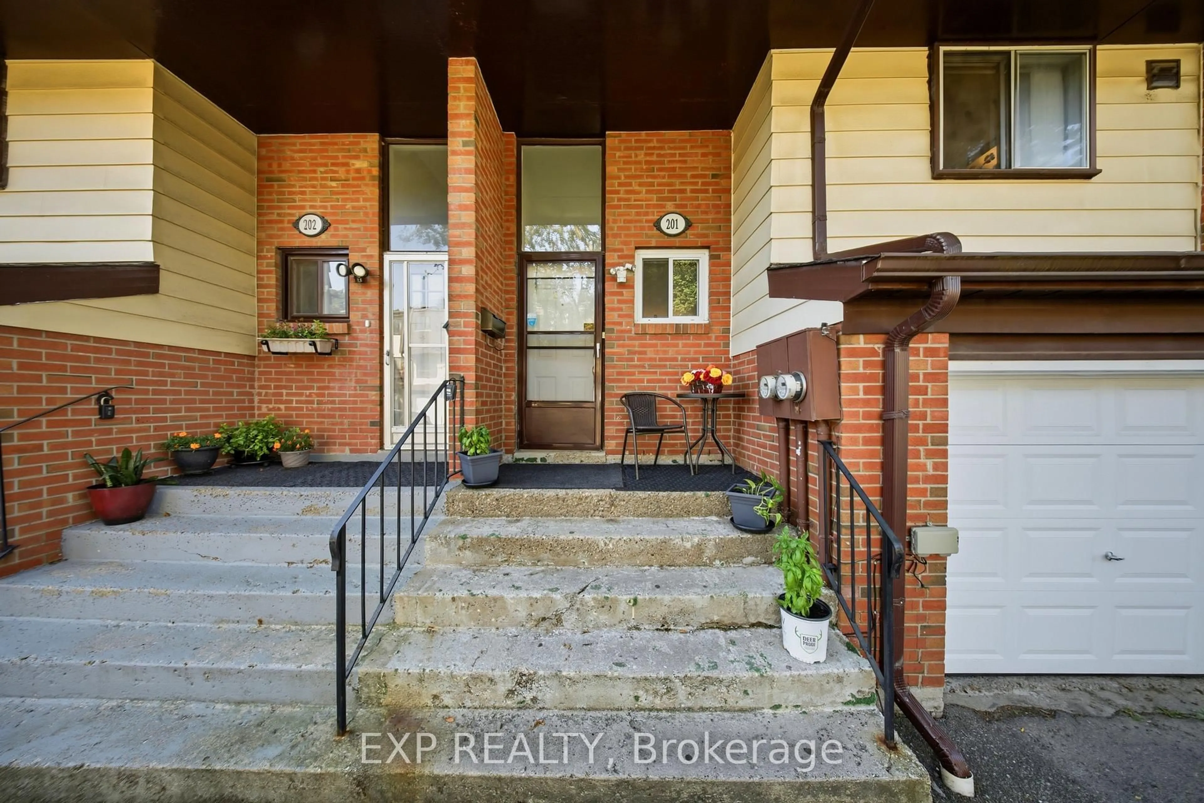 Indoor entryway for 180 Mississauga Valley Blvd #201, Mississauga Ontario L5A 3M2