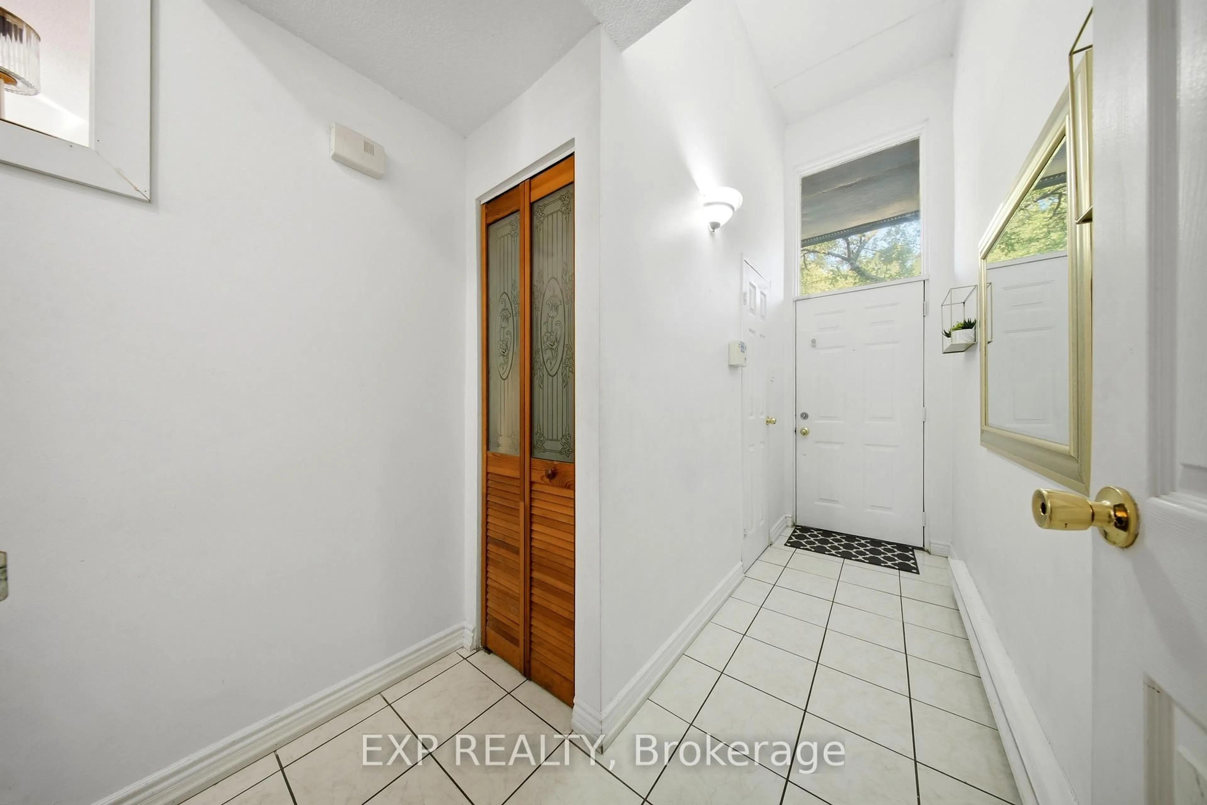 Indoor entryway for 180 Mississauga Valley Blvd #201, Mississauga Ontario L5A 3M2