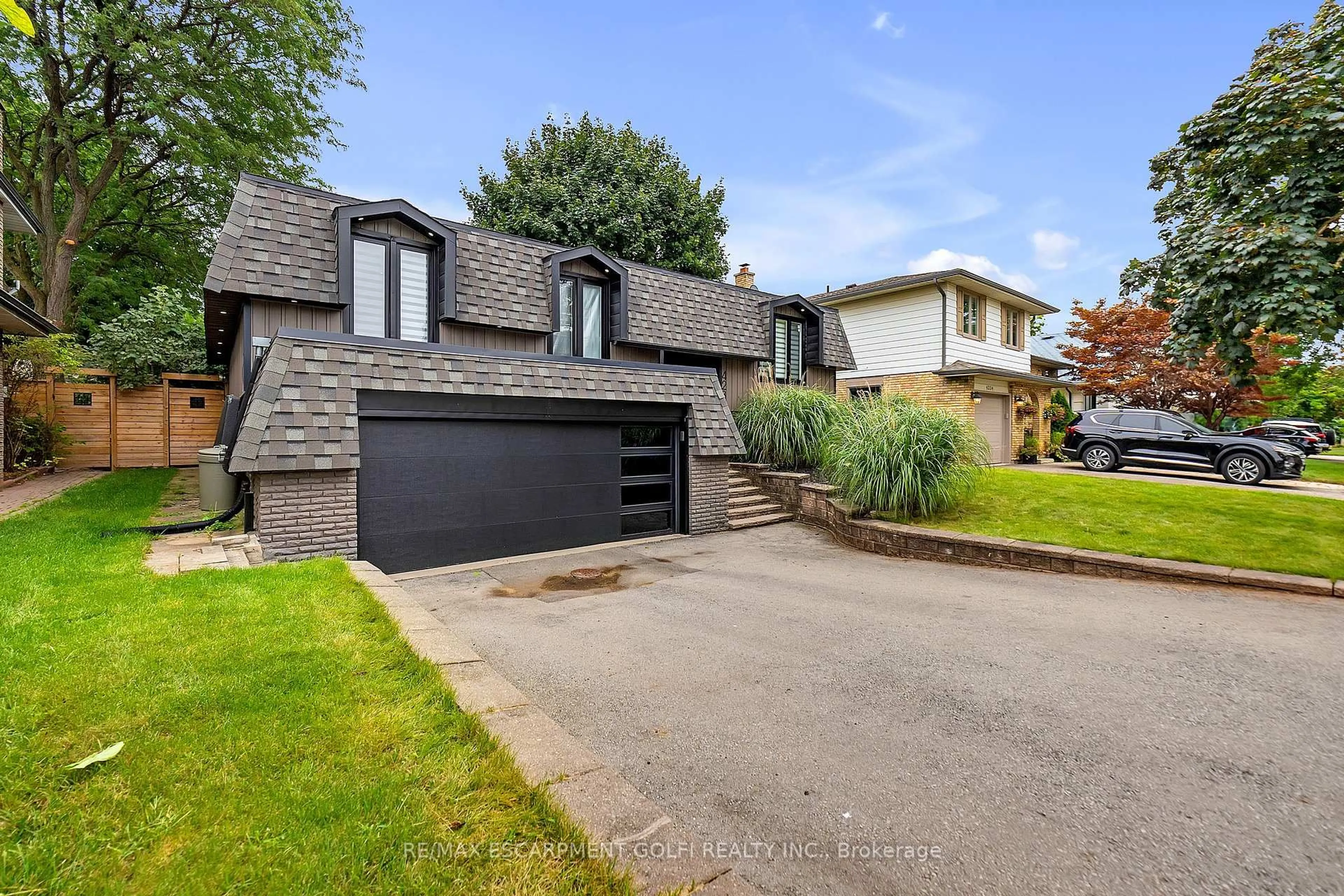Home with brick exterior material, street for 4236 Longmoor Dr, Burlington Ontario L7L 4Z9