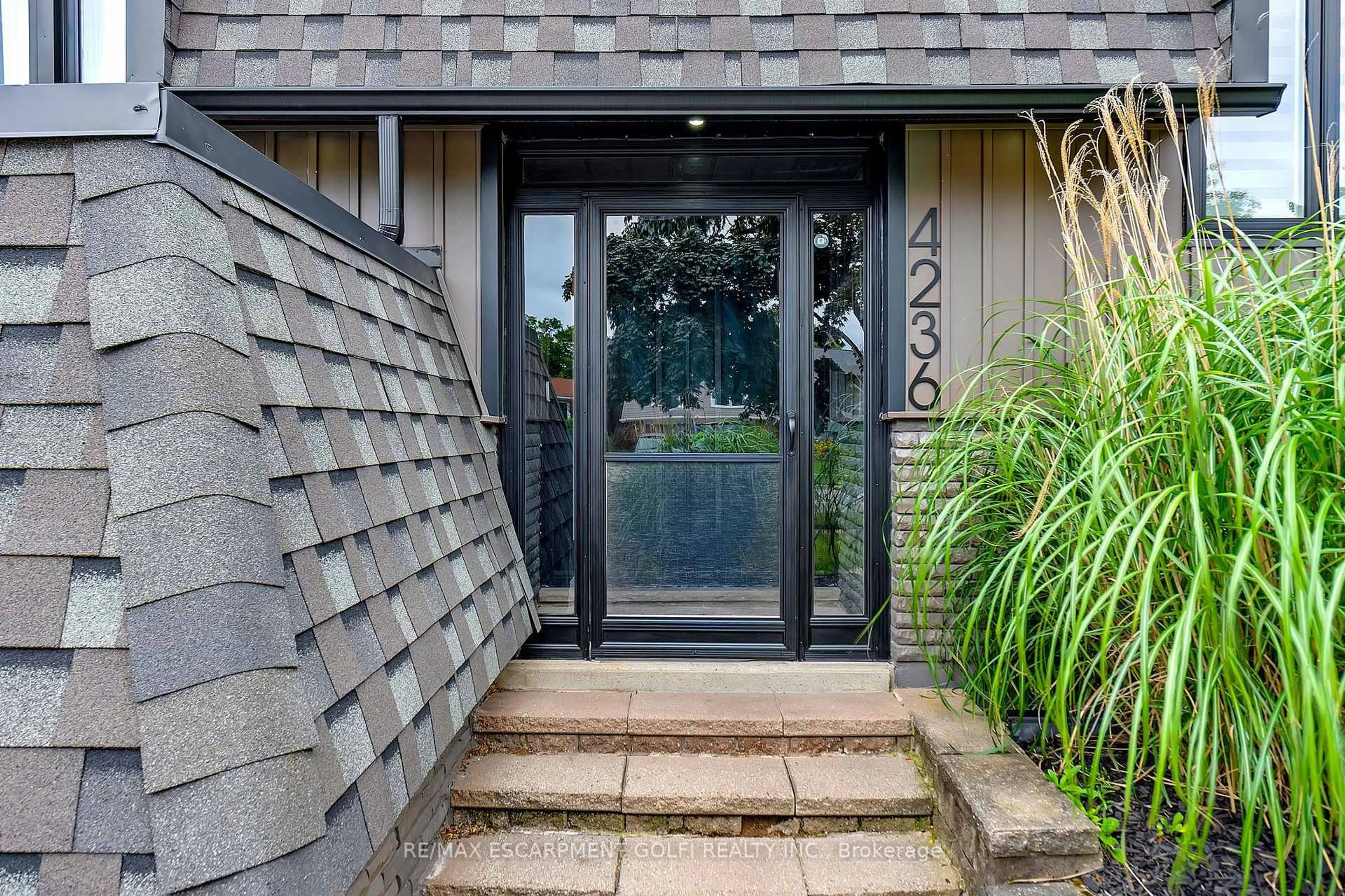 Indoor entryway for 4236 Longmoor Dr, Burlington Ontario L7L 4Z9