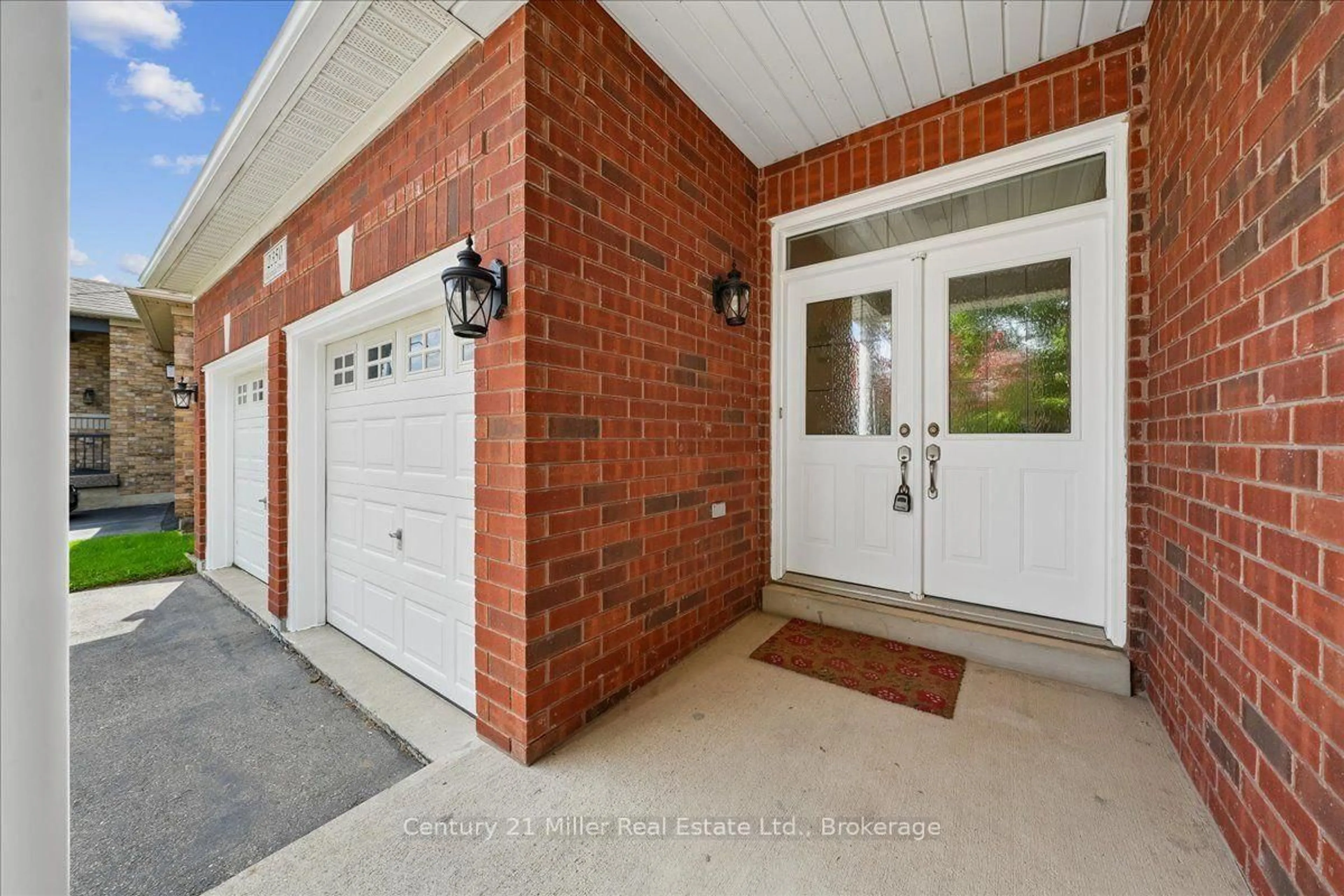 Home with brick exterior material, street for 2350 Valleyridge Dr, Oakville Ontario L6M 5C1