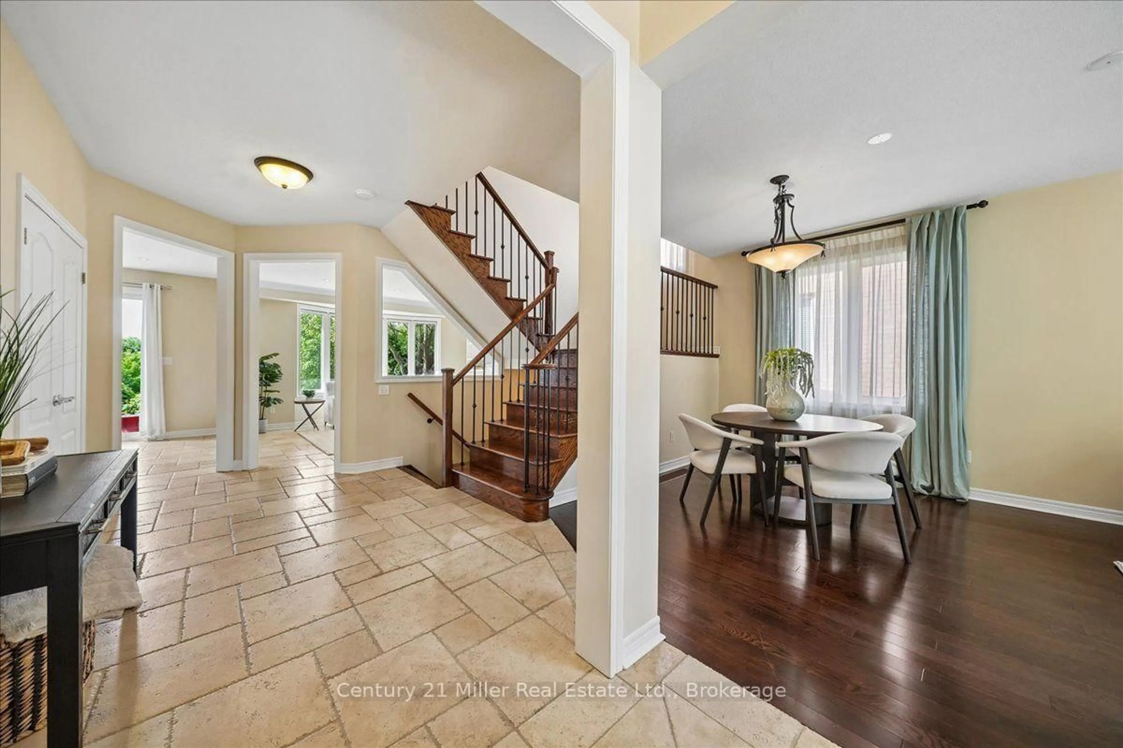 Indoor entryway for 2350 Valleyridge Dr, Oakville Ontario L6M 5C1