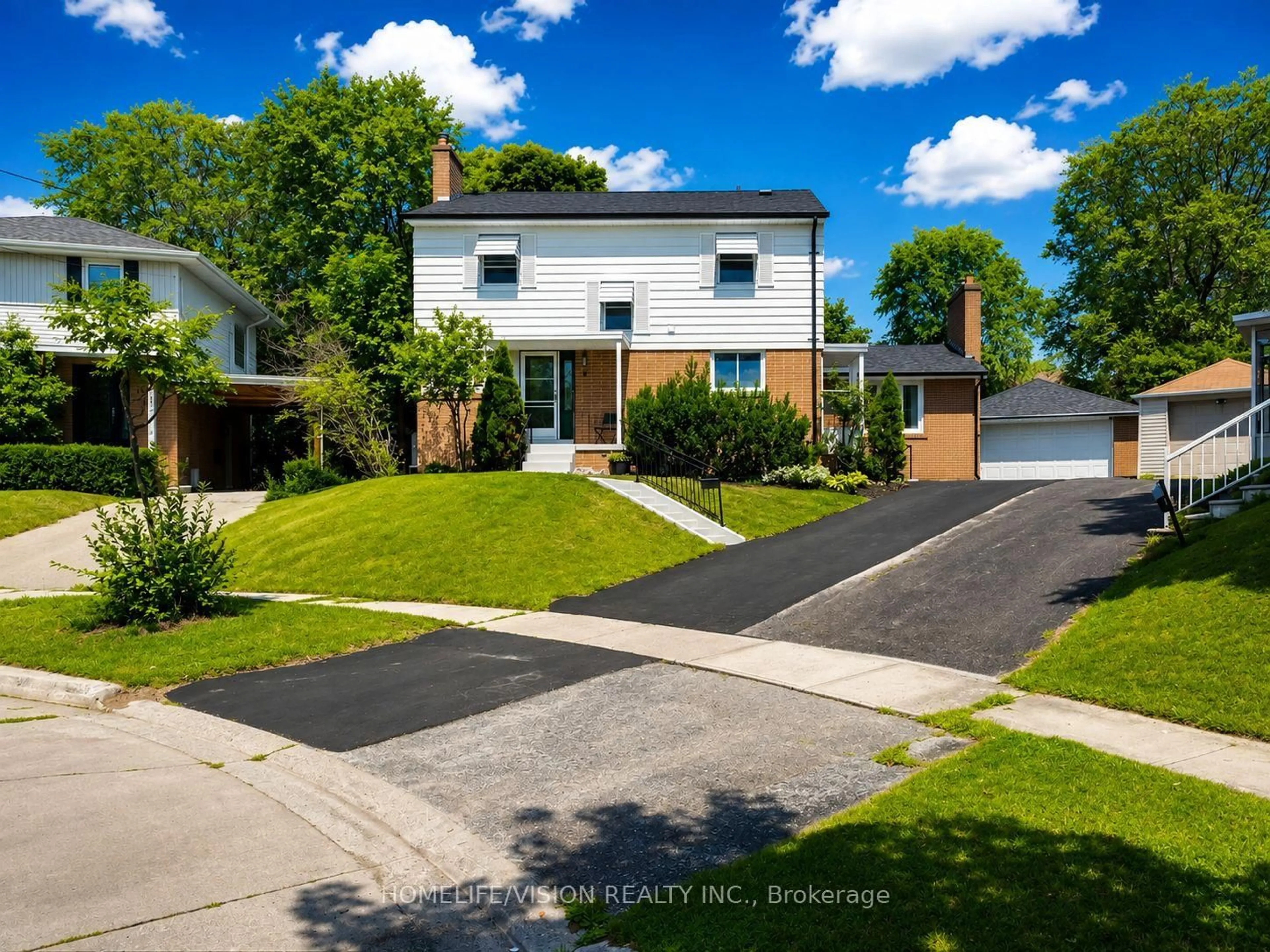 A pic from outside/outdoor area/front of a property/back of a property/a pic from drone, street for 9 Lyndfield Cres, Brampton Ontario L6W 2P4