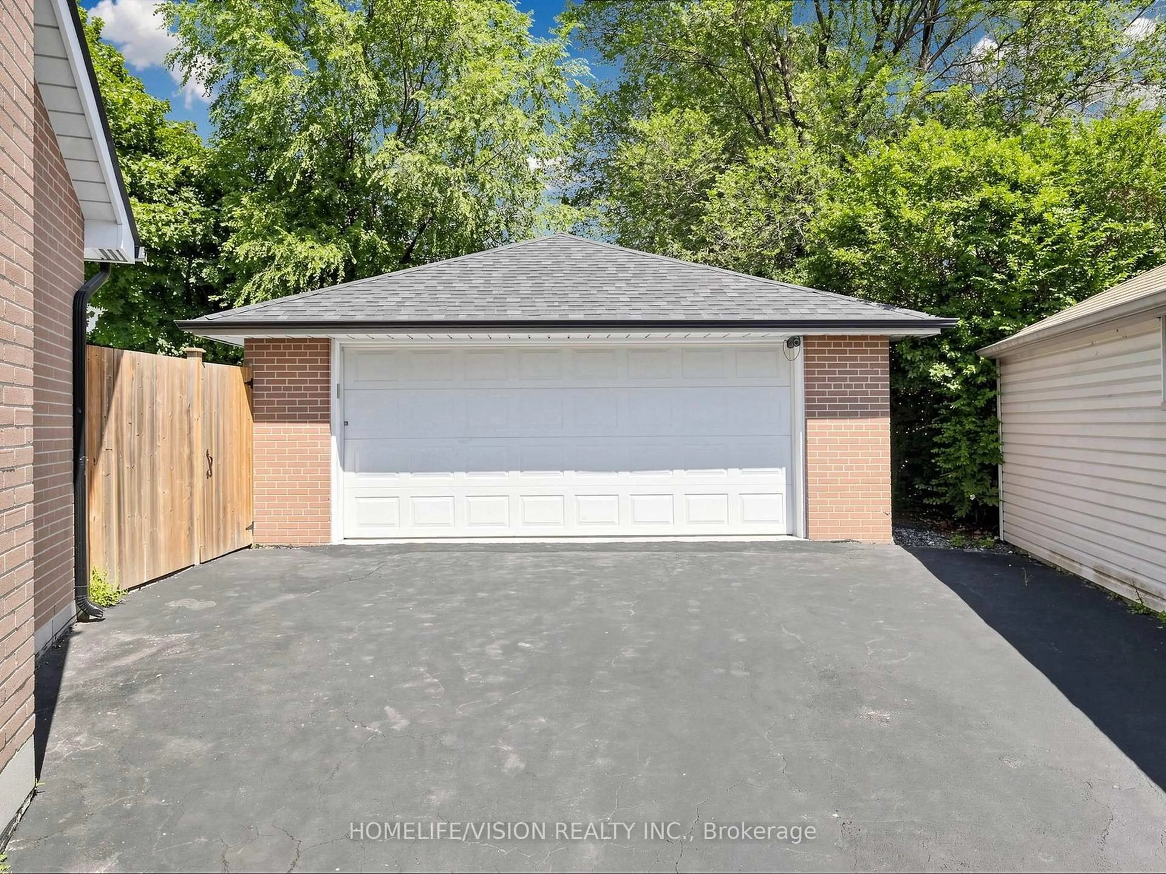 Indoor garage for 9 Lyndfield Cres, Brampton Ontario L6W 2P4