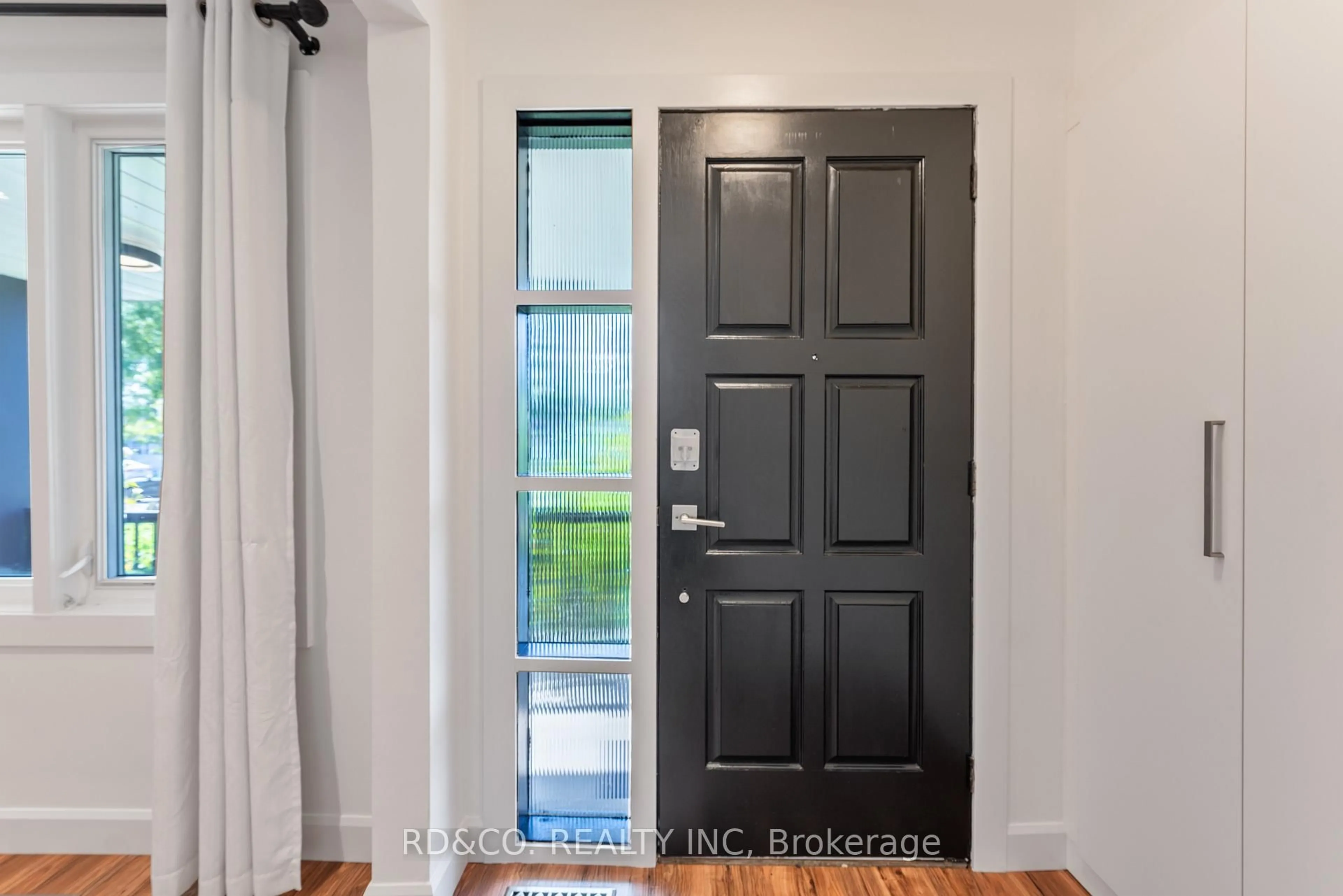 Indoor entryway for 98 Hay Ave, Toronto Ontario M8Z 1G4